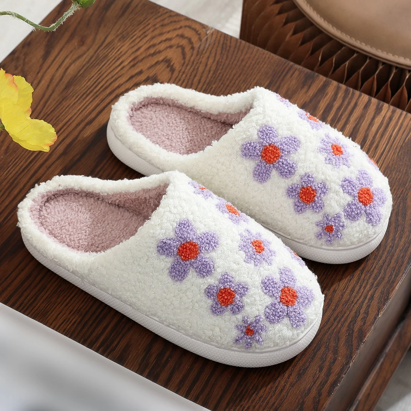 chinelos-de-algodao-aveludado-femininos-chinelos-de-algodao-bordados-com-flores-lilas-roxas-romanticas-chinelos-de-la-para-uso-interno-no-outono-e-inverno
