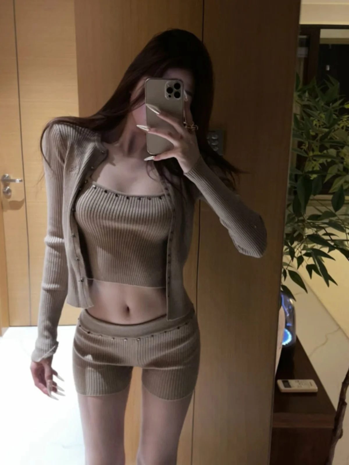 

Уникальный шикарный вязаный комплект из трех предметов: сексуальный, модный, в корейском стиле, весенняя коллекция для молодых женщин, удобный, с коротким рукавом и круглым вырезом.