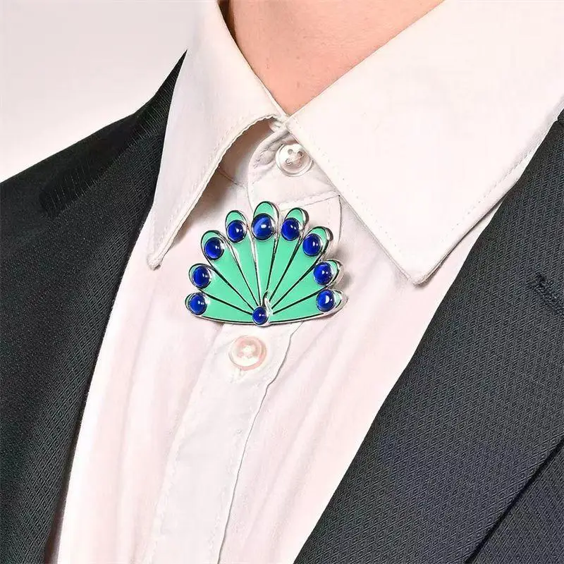 △ 1Pcs Crystal Diamond Peacock Animal Pin Anime Creative Fantail Brooch Role Play Props Men And Women Backpack Jewelry Gift