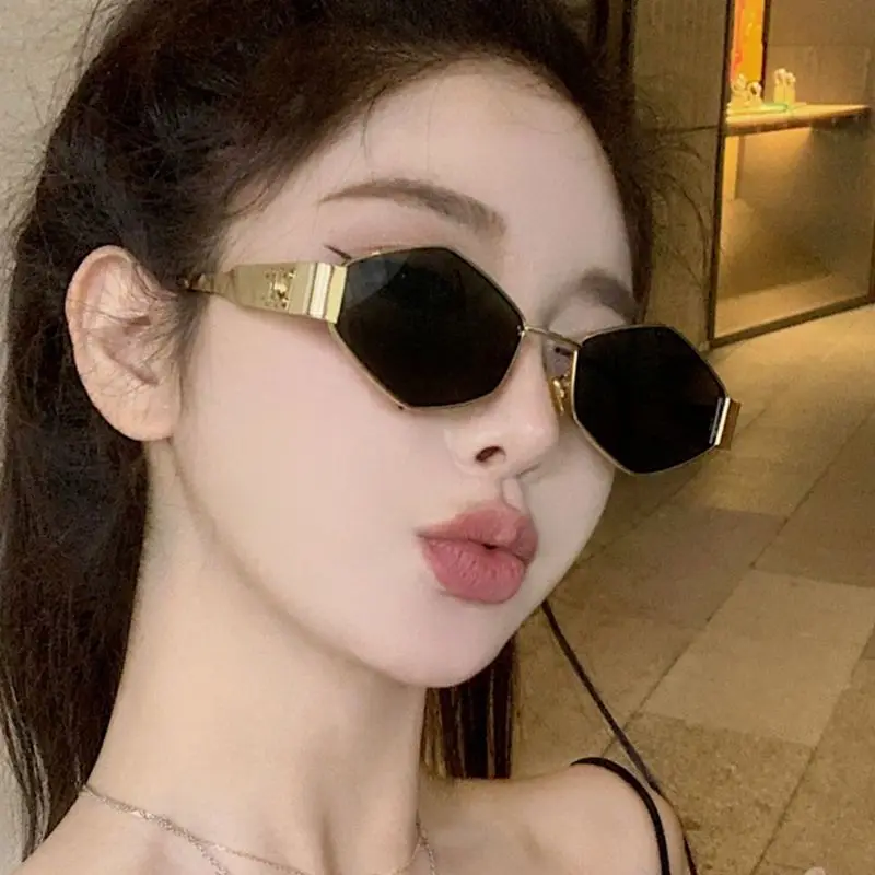 2024 NEW Retro Rhombic Woman Sunscreen Sunglasses