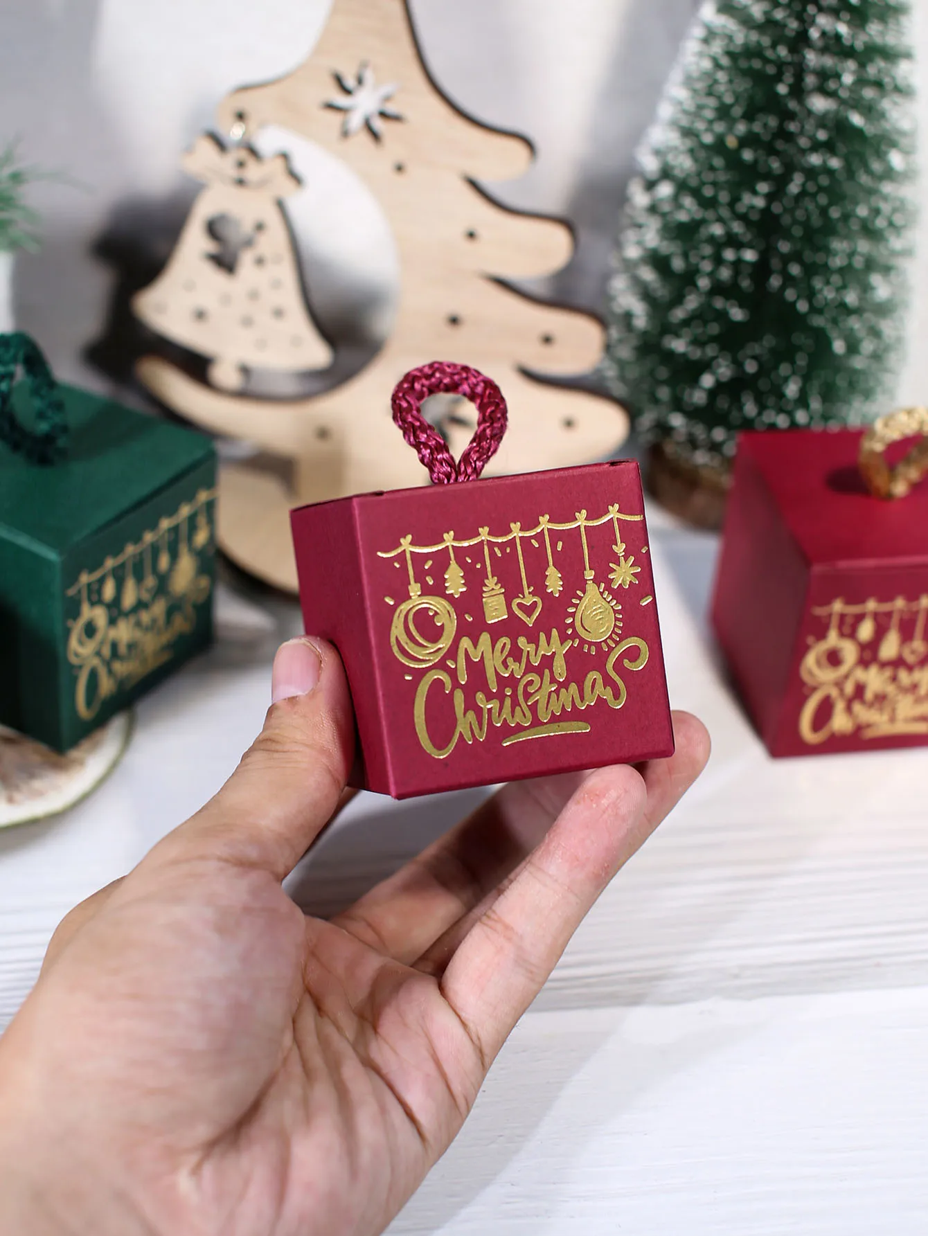 caixa-de-presente-de-cubo-de-natal-bolas-decorativas-douradas-em-varias-cores-adequada-para-celebracao-de-natal-e-presente