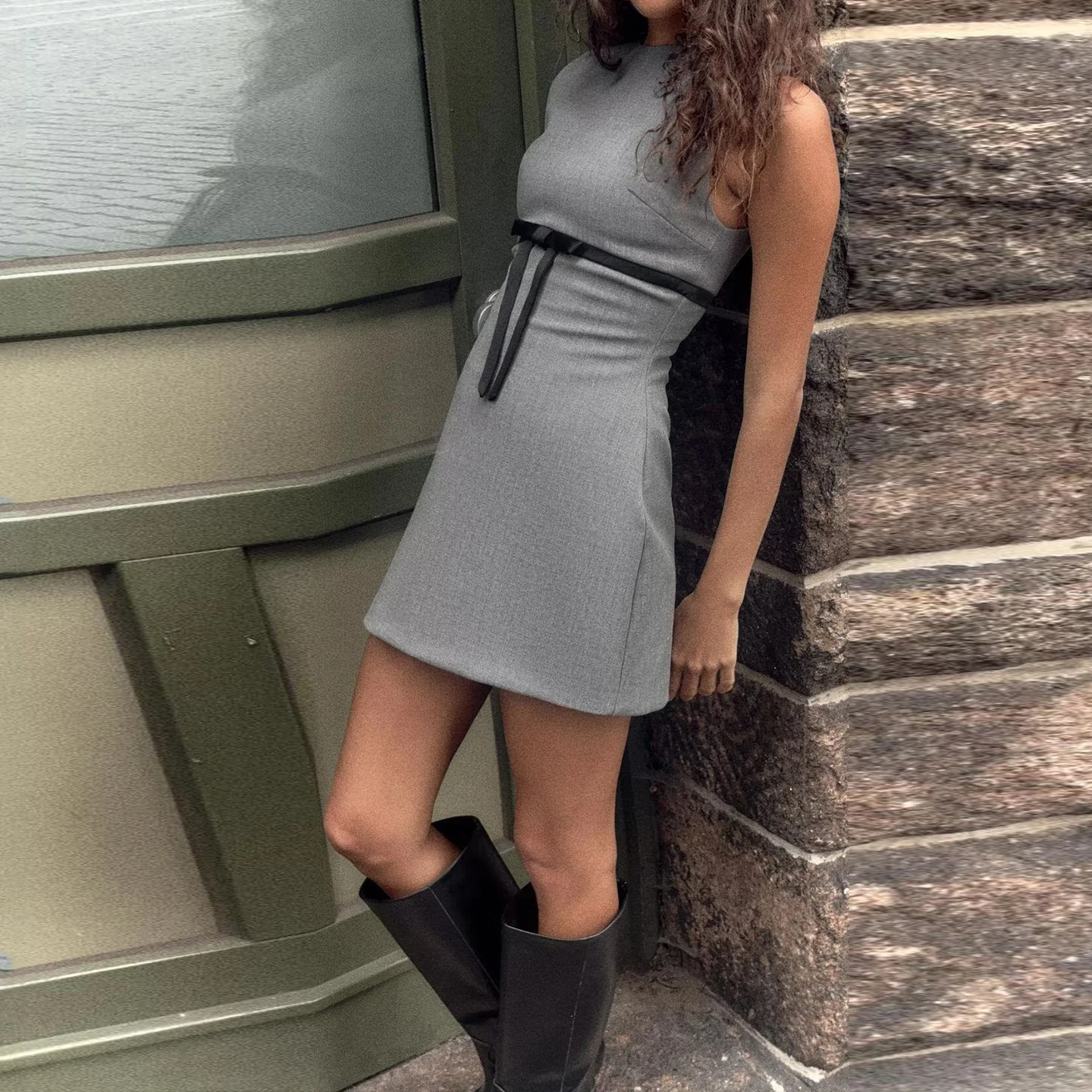 Z 패션 나비 매듭 짧은 실크 새틴 드레스 세련된 A라인 미니 드레스 여성용 라운드 넥라인 민소매 바디콘 핏