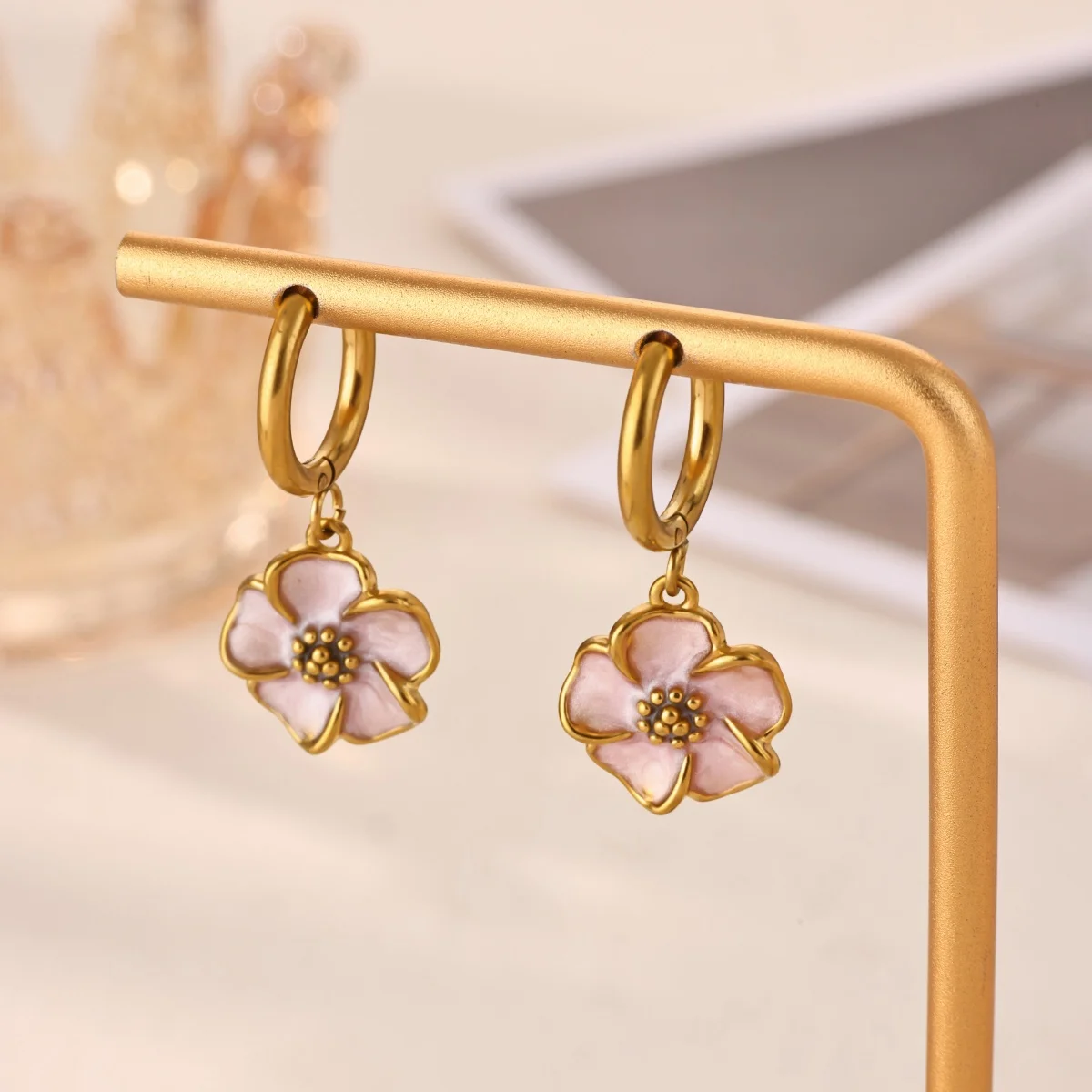 Süße rosa-weiße Emaille-Blumen-Ohrringe, goldfarbener Edelstahl, Blumen-Huggie-Creolen, baumelnde Ohrringe, Damen-Party-Geschenk – Detail 18