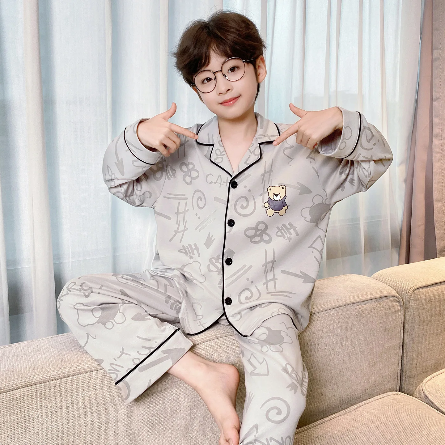 Bear-patterned pajama set, a long-sleeved top and matching pants, comfortable homewear