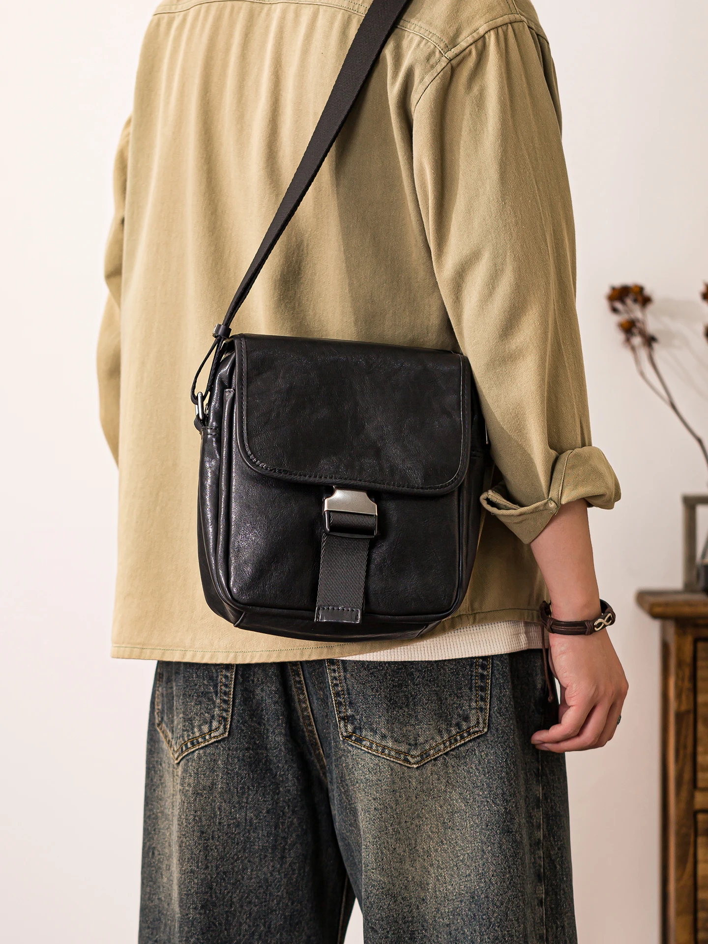 

PNDME casual designer handmade first layer cowhide men's black shoulder bag fashion luxury genuine leather phone crossbody bag