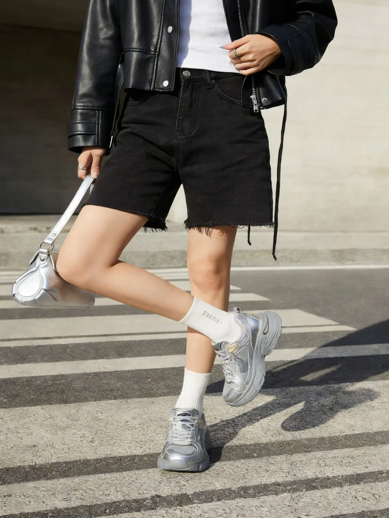 

Мужские джинсовые шорты черного цвета, узкие, винтажные, в стиле стритвир, без аксессуаров и ремней.