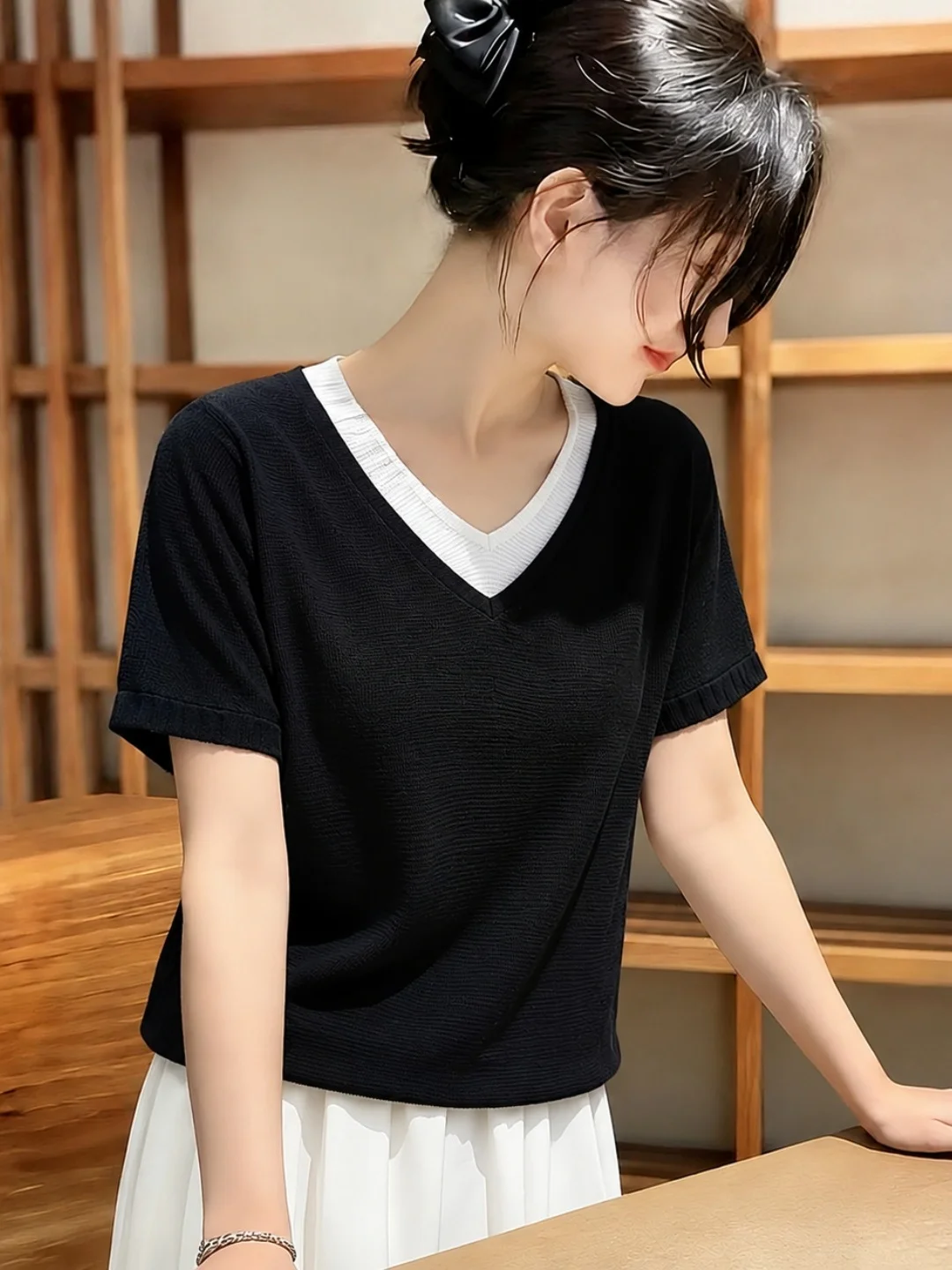 

V-Neck Ice Silk Knitted Top Color Block Summer Fashionable Age-Defying Short Sleeve Pullover Versatile Casual Straight Cut Kn...