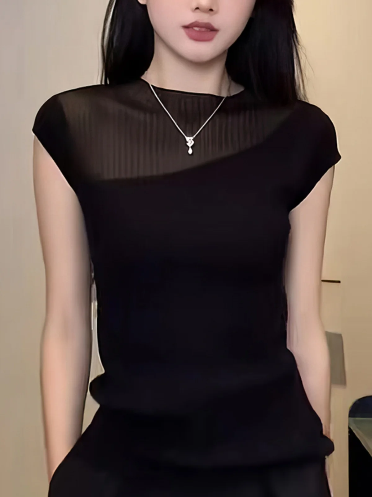 

Elegant Women's Short Sleeve Slim Fit Black T-Shirt Korean Style Fashionable Simple Versatile Commute Wind Summer New Arrival