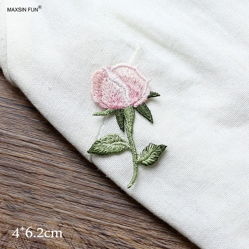 2 pezzi di piccole dimensioni rosa ricamato fiore Patch moda Applique cucire su Patch per borsa porta abiti decorazione creativa fai da te