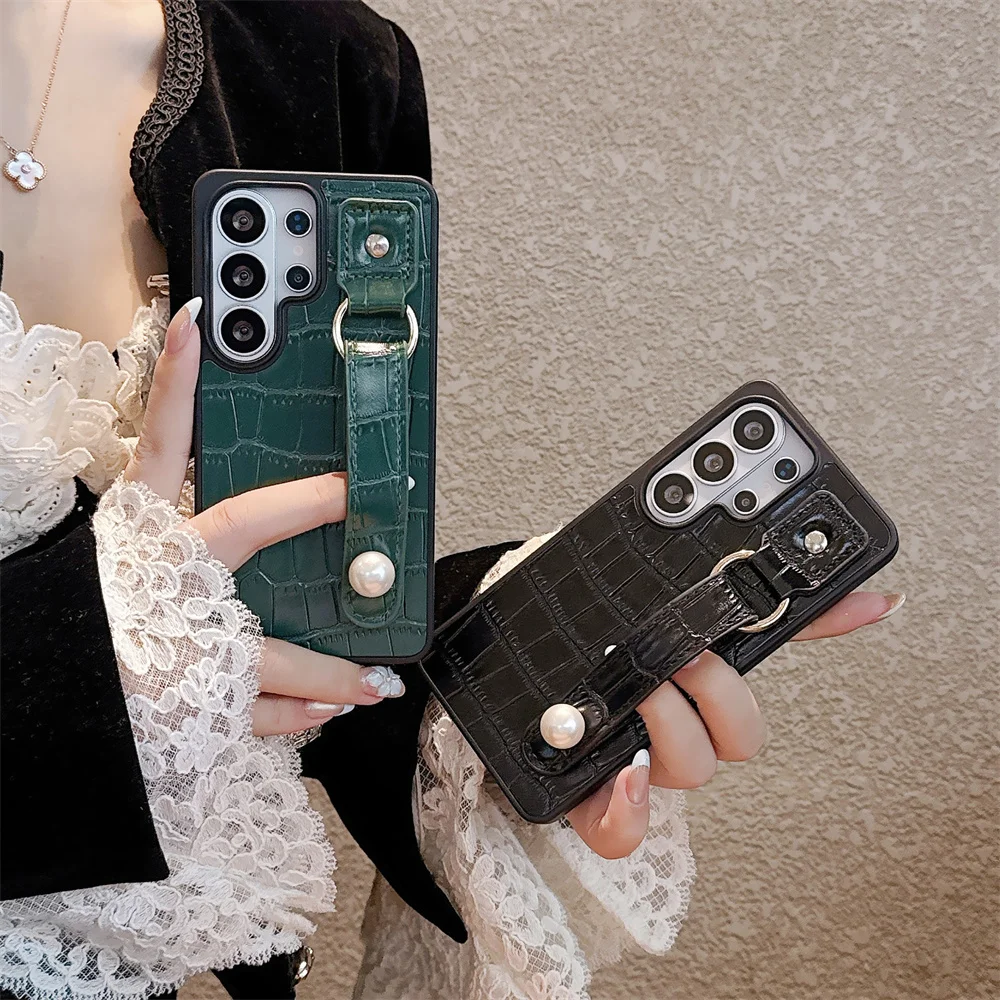Luxury Elegant Classy Crocodile Pattern Phone Case for S26 Ultra Pearl Wristband Protective Cover for SamSung Galaxy S25 S24 S23