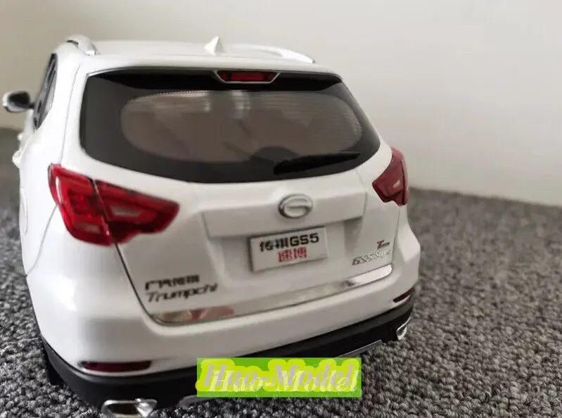 Modelo de coche GS5 SUPER TRUMPCHI, juguetes de Metal fundido a presión, regalos de cumpleaños para niños, colección de exhibición de Hobby, adornos blancos, 1/18