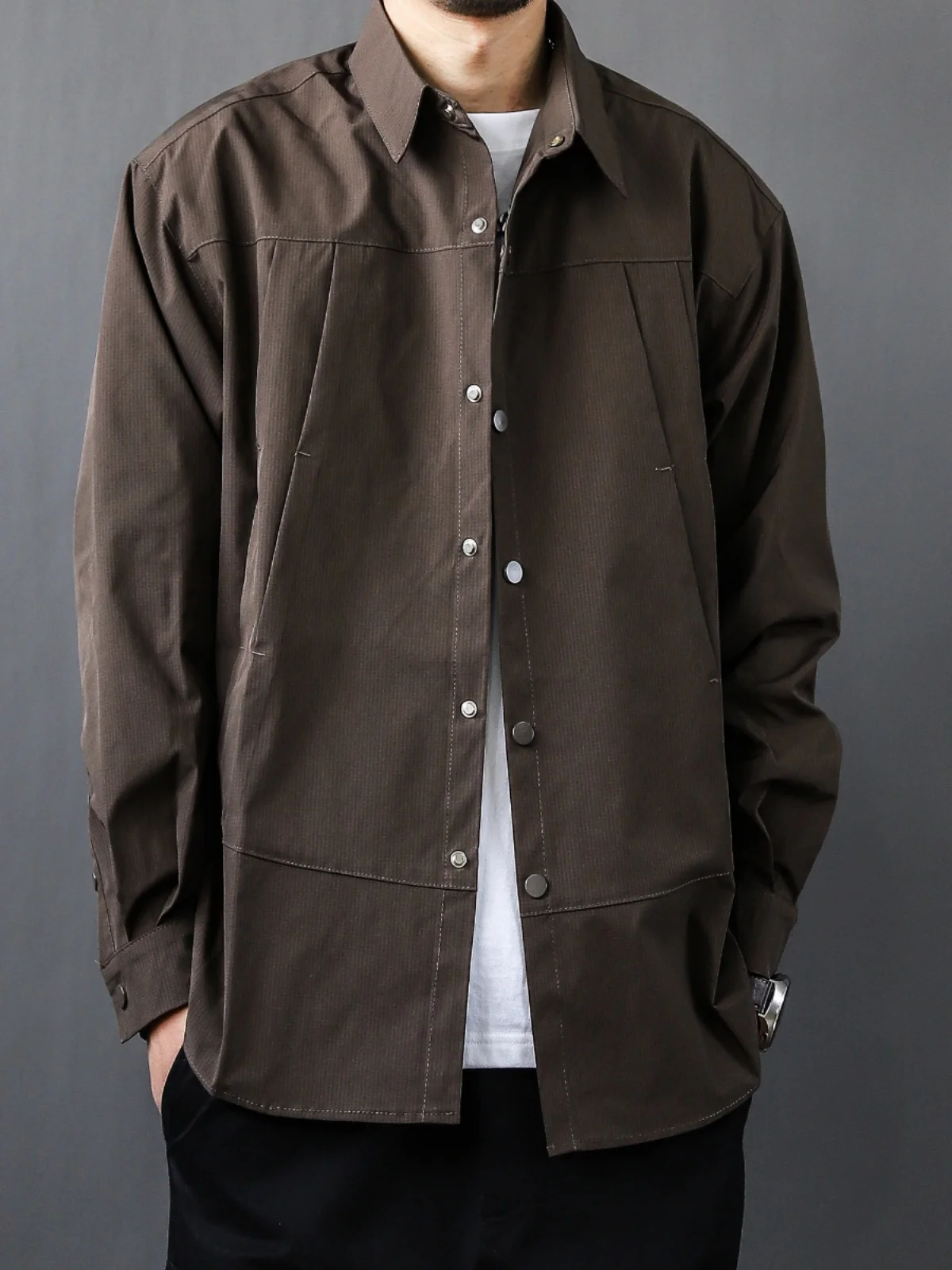 

Весна 2025: Американский уличный стиль, молодежная мода для кампуса, коричневая рубашка свободного кроя с длинным рукавом, молодежный дизайн