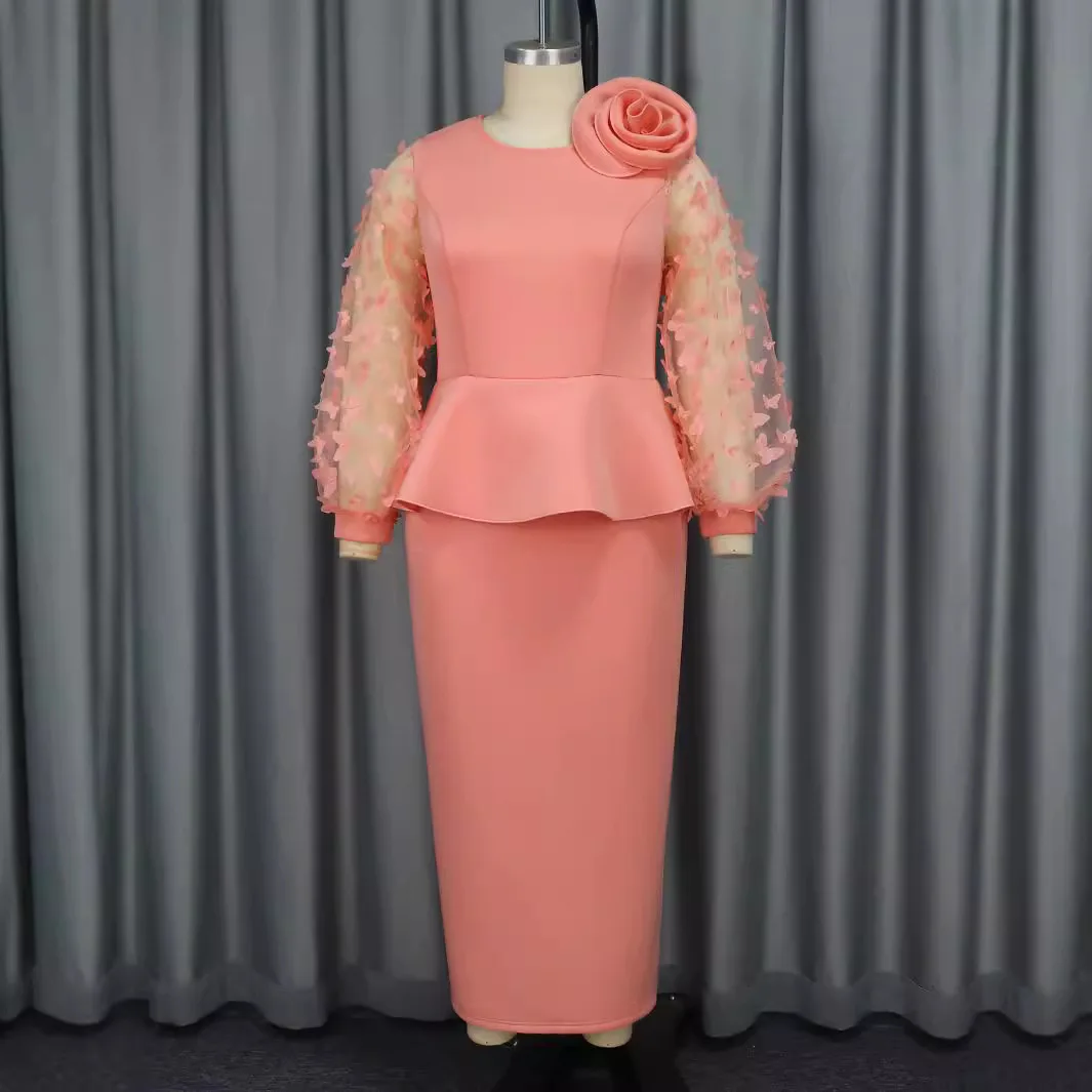 Elegancka sukienka wieczorowa plus size z falbanami w talii, kwiatami na ramionach i długimi, zwiewnymi rękawami z motywem motyla.