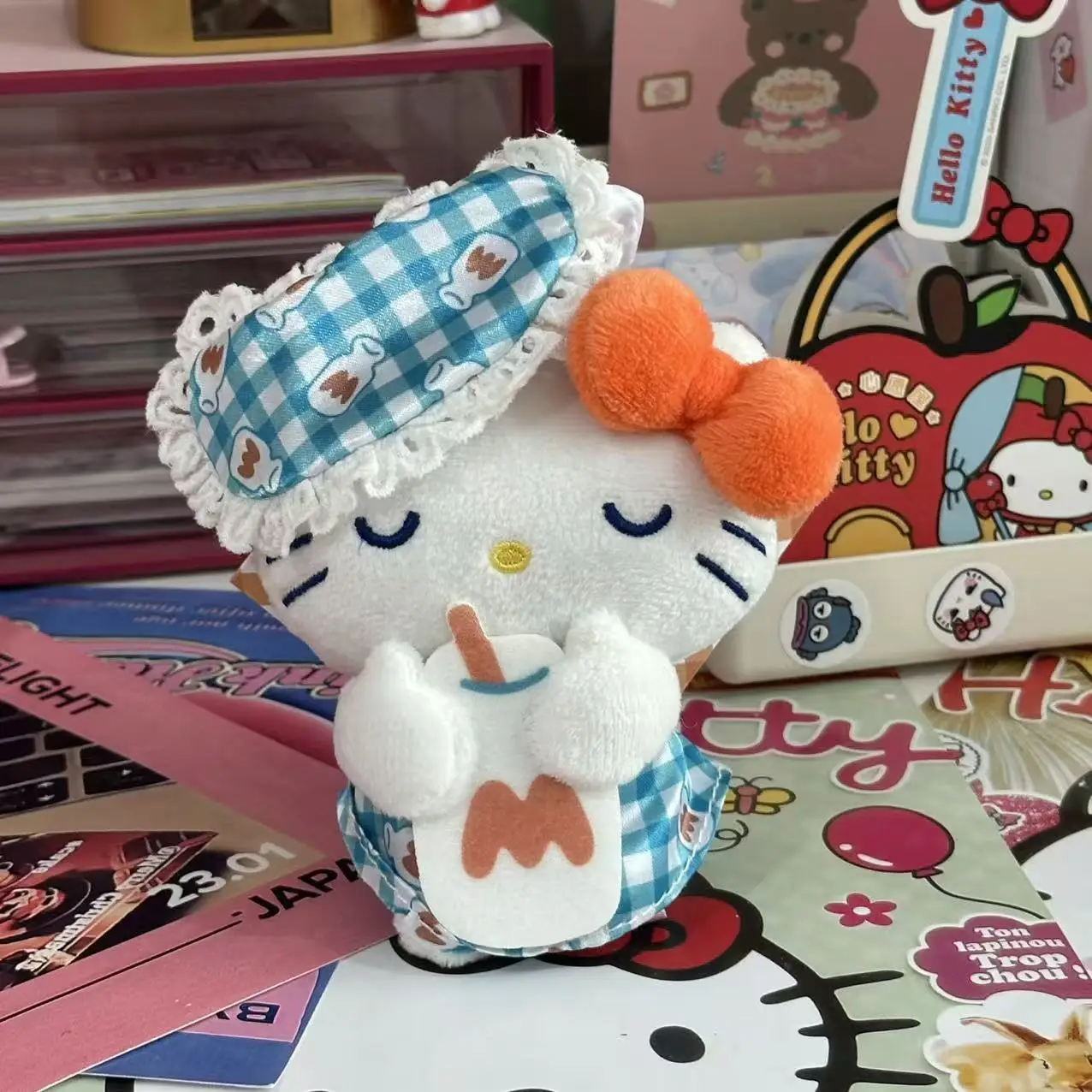พวงกุญแจตุ๊กตา Hello Kitty รุ่น Illustrator  กระเป๋าเป้ตุ๊กตาแฟชั่นสุดฮิต ของขวัญน่ารักสไตล์สาวหวาน
