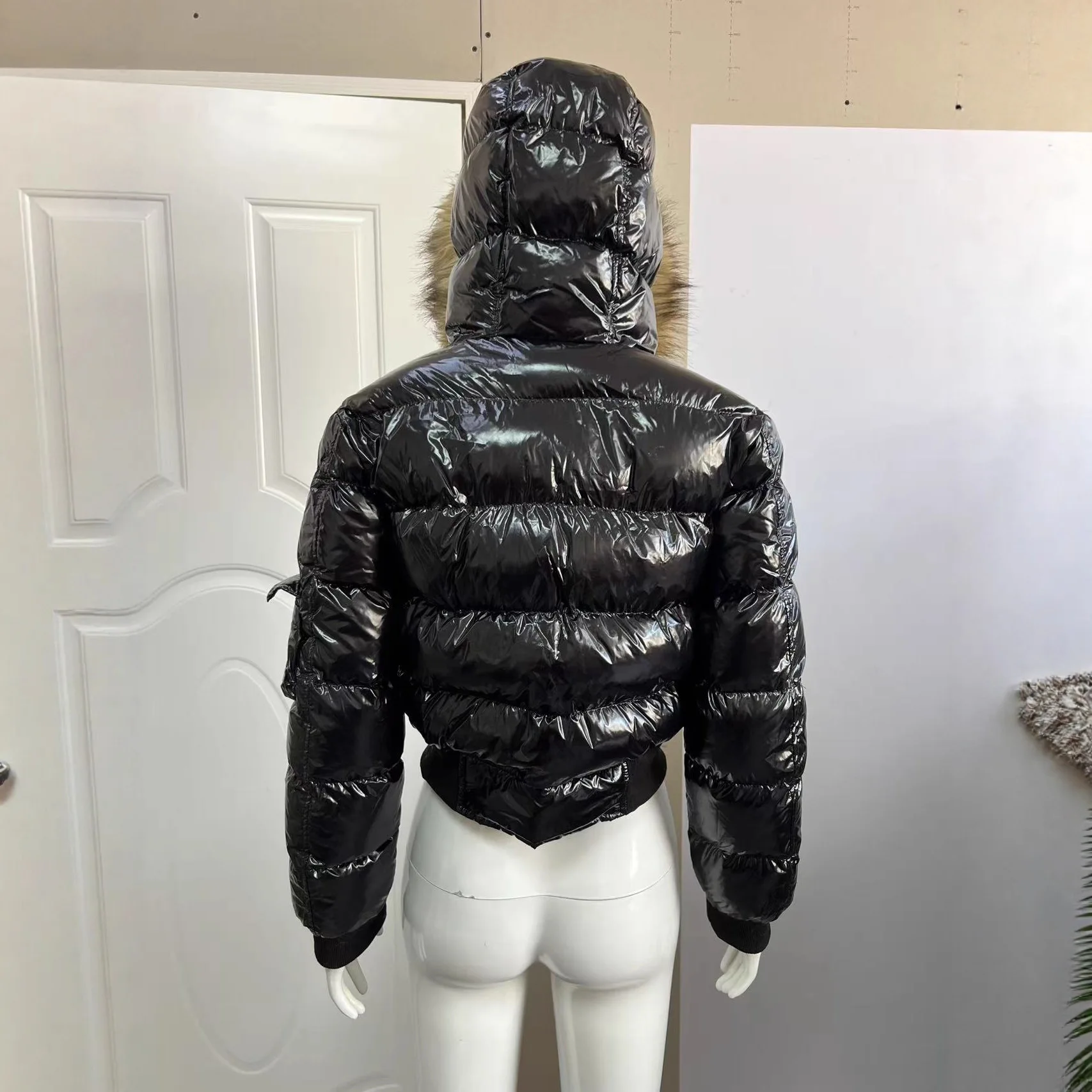 

Новое зимнее хлопковое пальто, теплое и модное утолщенное персонализированное женское хлопковое пальто на молнии 2025 года в Европе и Америке.