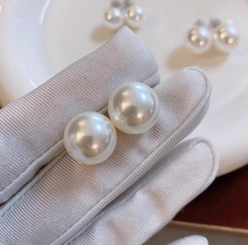 

Rare Pair Of 9-10mm South Sea White Pearl Earring