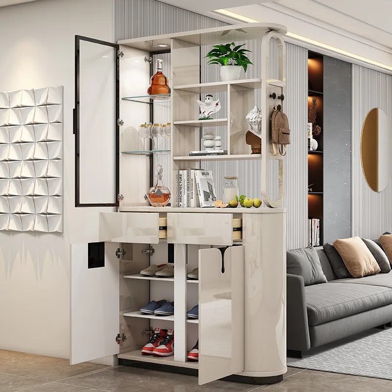 The living room is directly opposite the entrance cabinet, the shoe cabinet is integrated