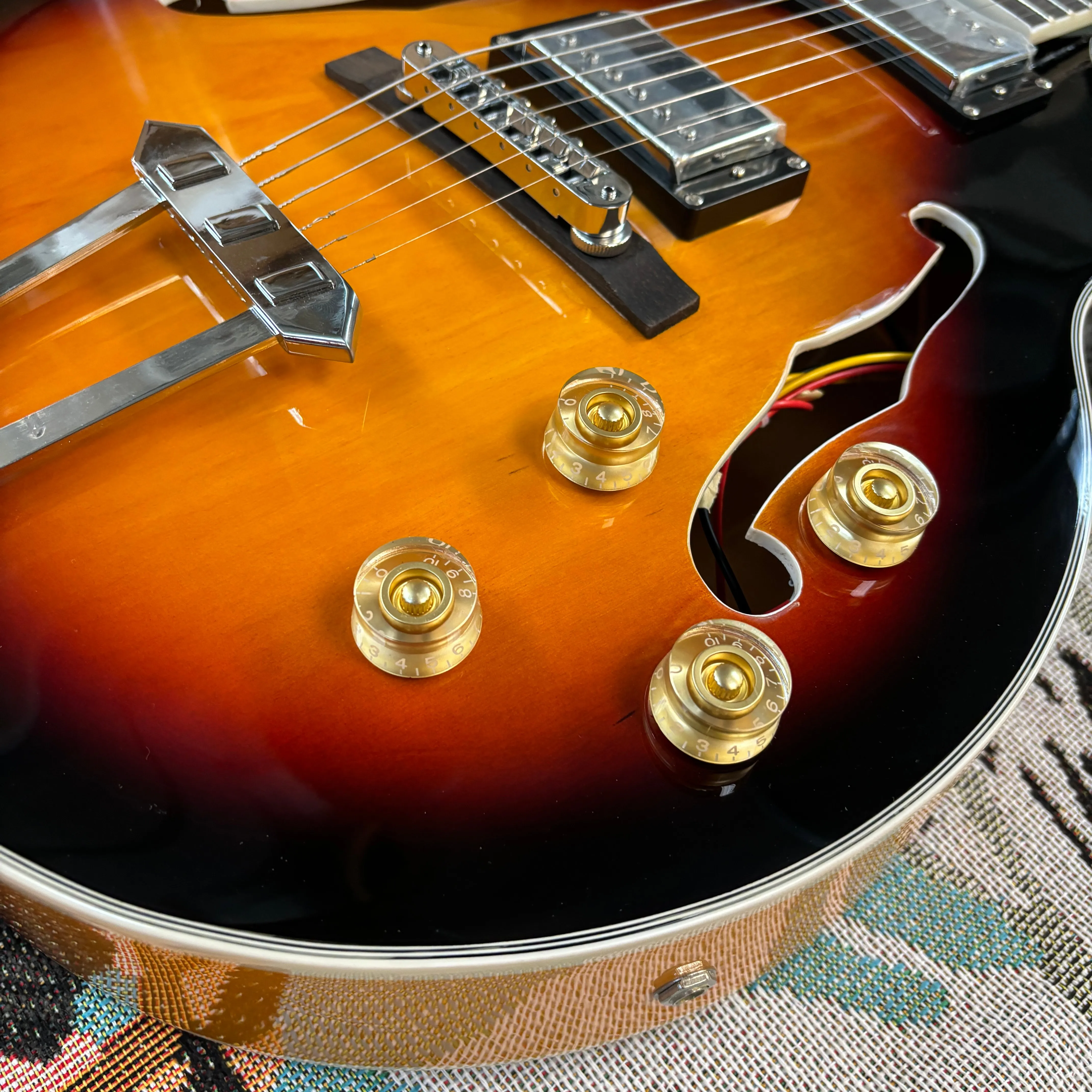 جيتار كهربائي مكون من 6 أوتار بلون غروب الشمس، عالي اللمعان، جيتار شخصي، جودة صوت جيدة، جسم مجوف، جيتار هدية.