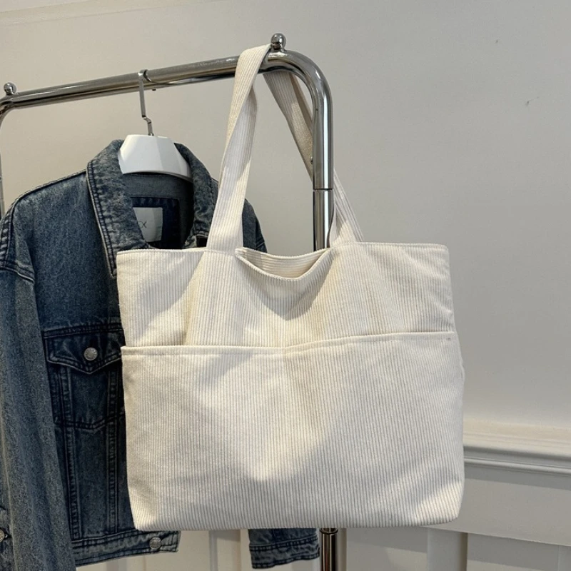 Lässige Cord-Tragetasche mit großem Fassungsvermögen, minimalistischem Design, weicher Stoff, Schultertasche für Damen, ideal für den täglichen Pendlergebrauch. – Detail 4