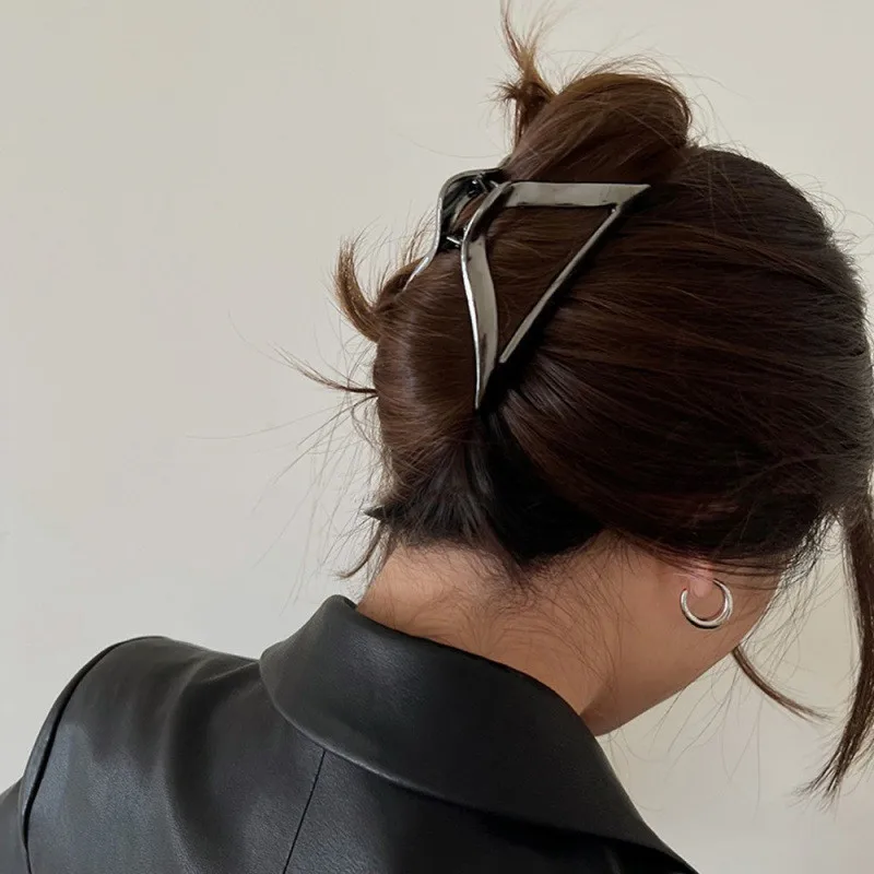 Triangle metal hair clip with European and American style personality, durable and fashionable, suitable for all hairstyles