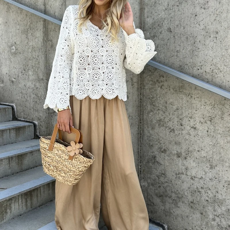 เสื้อสตรีแขนยาวคอวีสุดเซ็กซี่ สีพื้น แฟชั่นสตรีทสไตล์หลวมๆ เสื้อสเวตเตอร์ไหมพรมถักลายฉลุ ดีไซน์หรูหรา