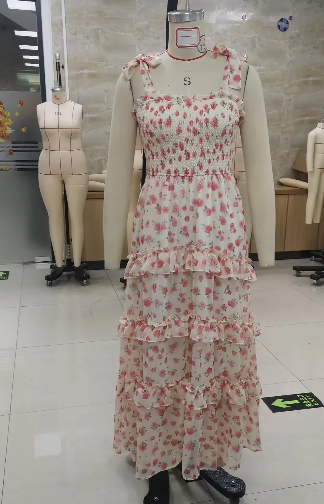 Combhasaki Abito da donna con stampa floreale multistrato con volant e finiture smock senza maniche, spalline con lacci, abito lungo a trapezio fluido