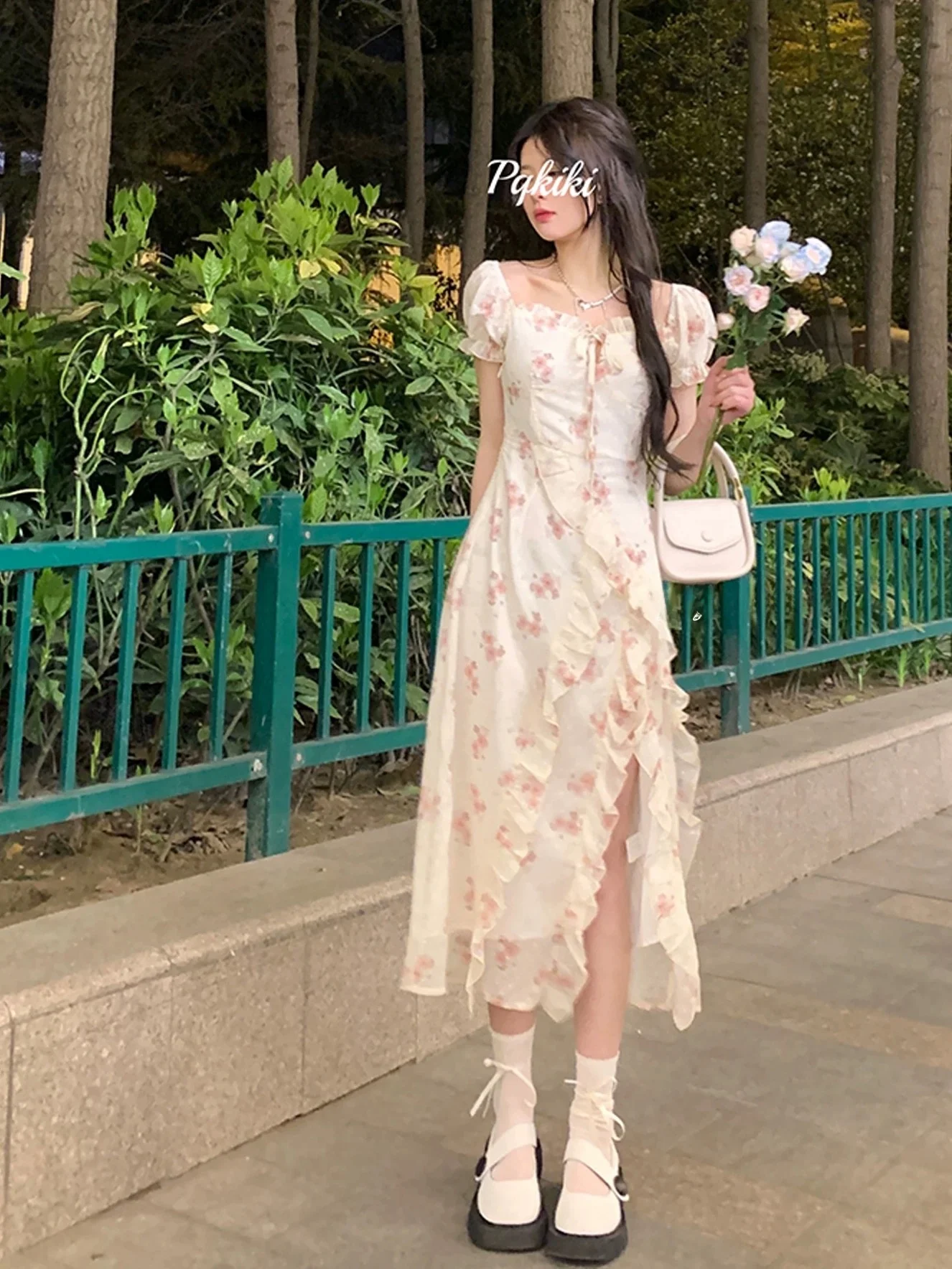 กระโปรงยาวลายดอกไม้ฤดูร้อน แต่งชายลูกไม้ สไตล์หวานละมุน เหมาะสำหรับใส่ไปเที่ยวทะเล คอเหลี่ยม