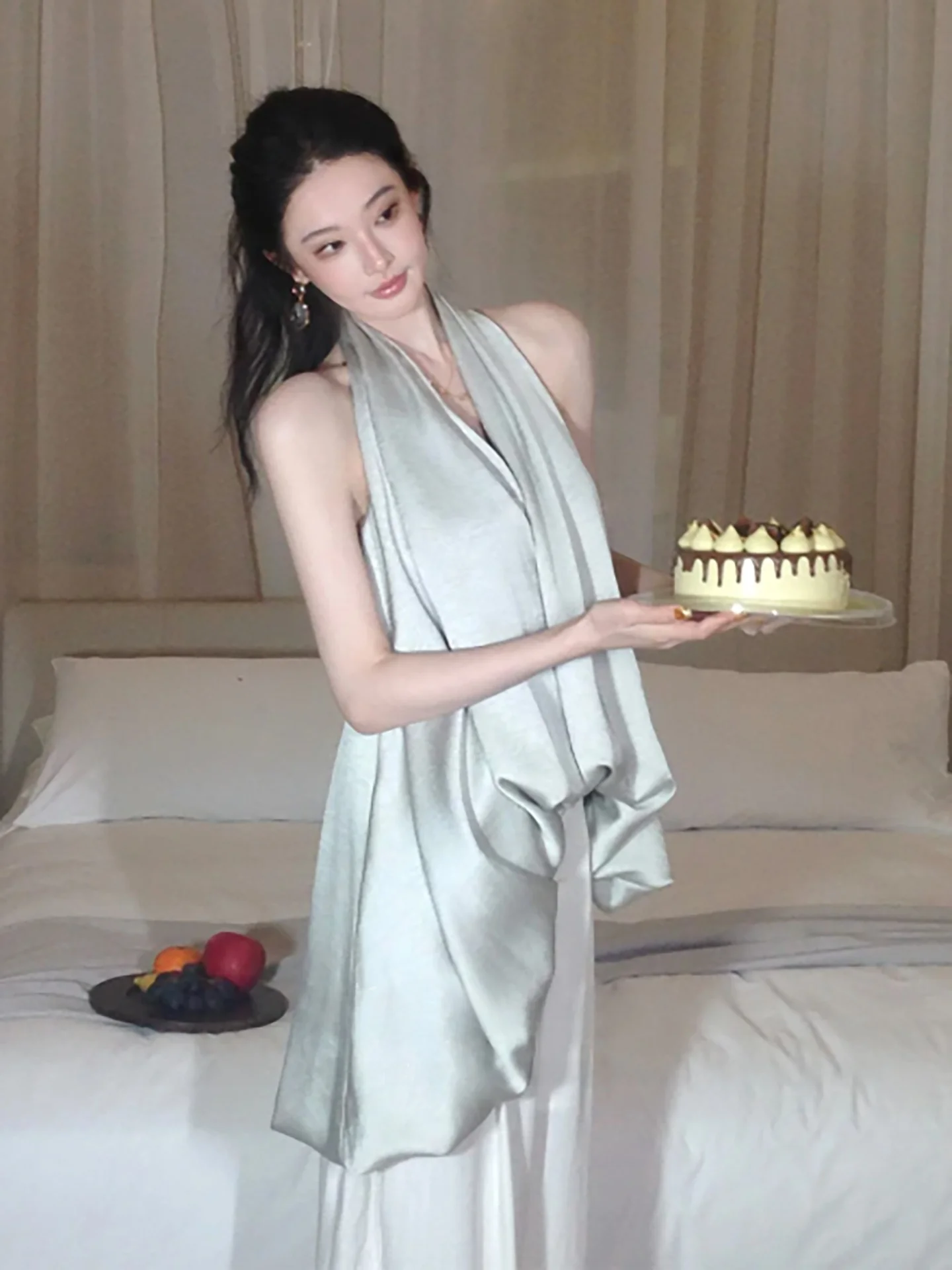 

Elegant V-Neck Backless Silk Shirt Women's Design Sensation Chic Small Top Breathable Polyester Spring Fashion Skin-Friendly