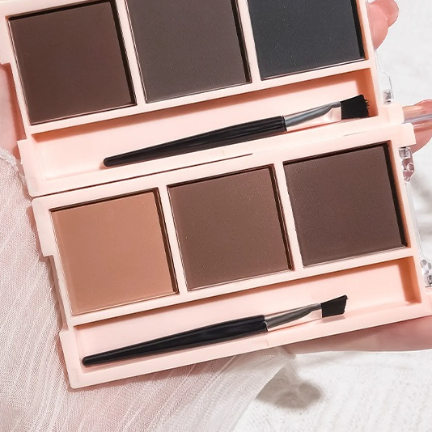 Das dreifarbige Augenbrauenpuder ist natürlich langlebig, wasserfest, schweißfest, zart und fliegt nicht. Puder-Make-up für Frauen