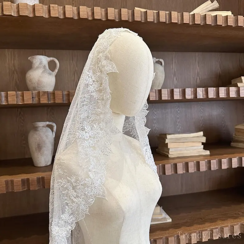 

Wedding Accessories Mantilla Wedding Veil Shiny Lace Tulle Bridal Veil One Tier Fingertip Length Veil with Comb