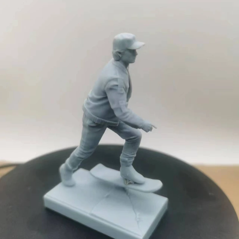 Skateboarding Teenager Resin Figure 1/24 Scale Assembled Model Kit Unassembled Diorama and Unpainted Figurines Toys