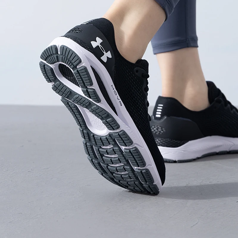 حذاء رياضي نسائي من Under Armour (تحت الدرع) Hovr Sonic 4، مبطن، حذاء جري مريح ومقاوم للاهتراء، حذاء كاجوال للتدريب على اللياقة البدنية 3025225-001
