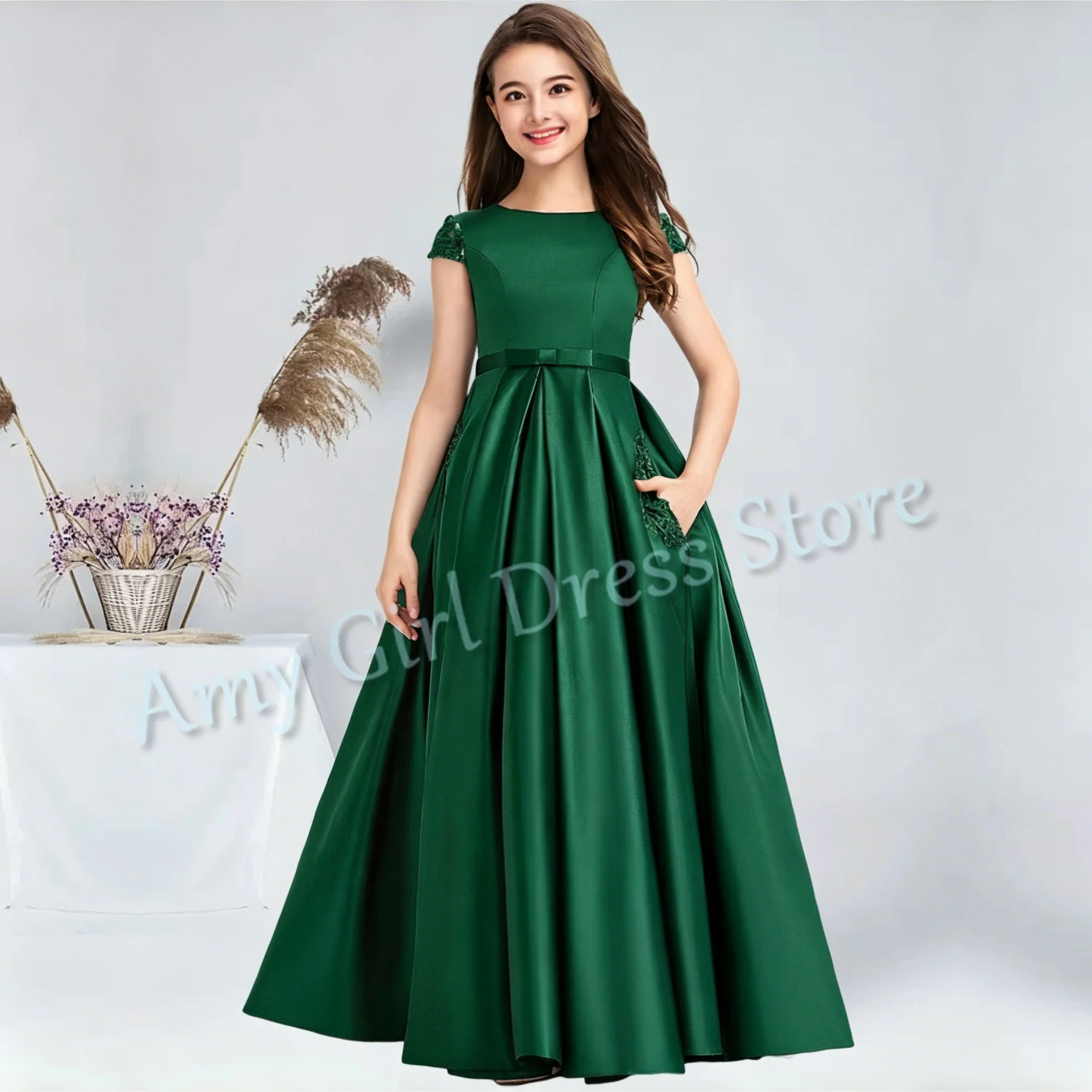 Einfaches smaragdgrünes Blumenmädchenkleid für die Hochzeit, Satin, kurze Ärmel, Spitzenapplikationen, für Kinder, Erstkommunion, Festzugkleid, individuell gestaltet