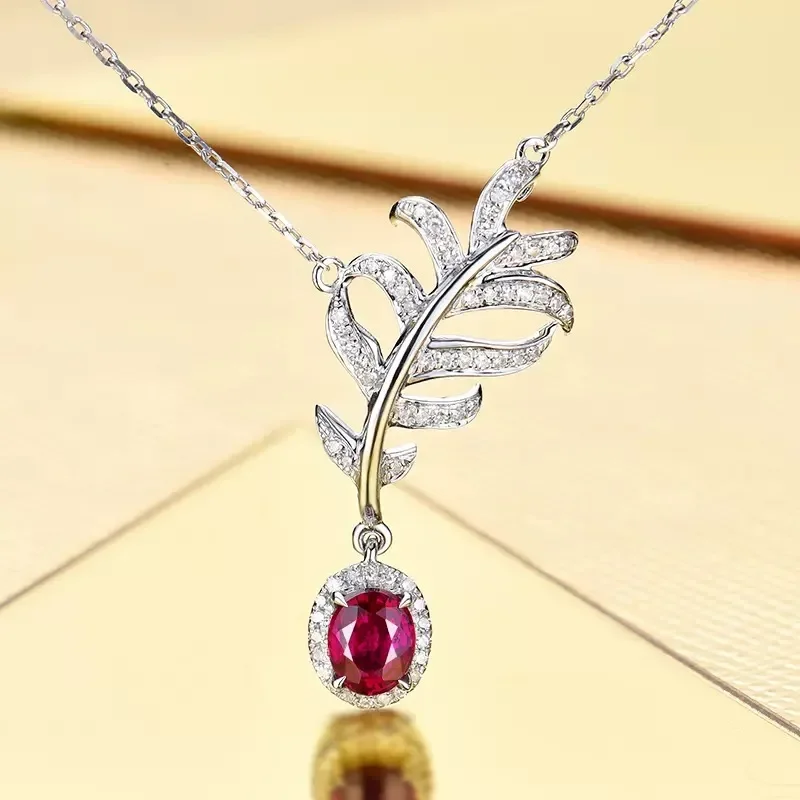 Neue Halskette aus S925 Sterlingsilber mit Taubenblut-Rubin und Blattmotiven, schicker, zierlicher Schmuck für den Alltag und besondere Anlässe. – Detail 1