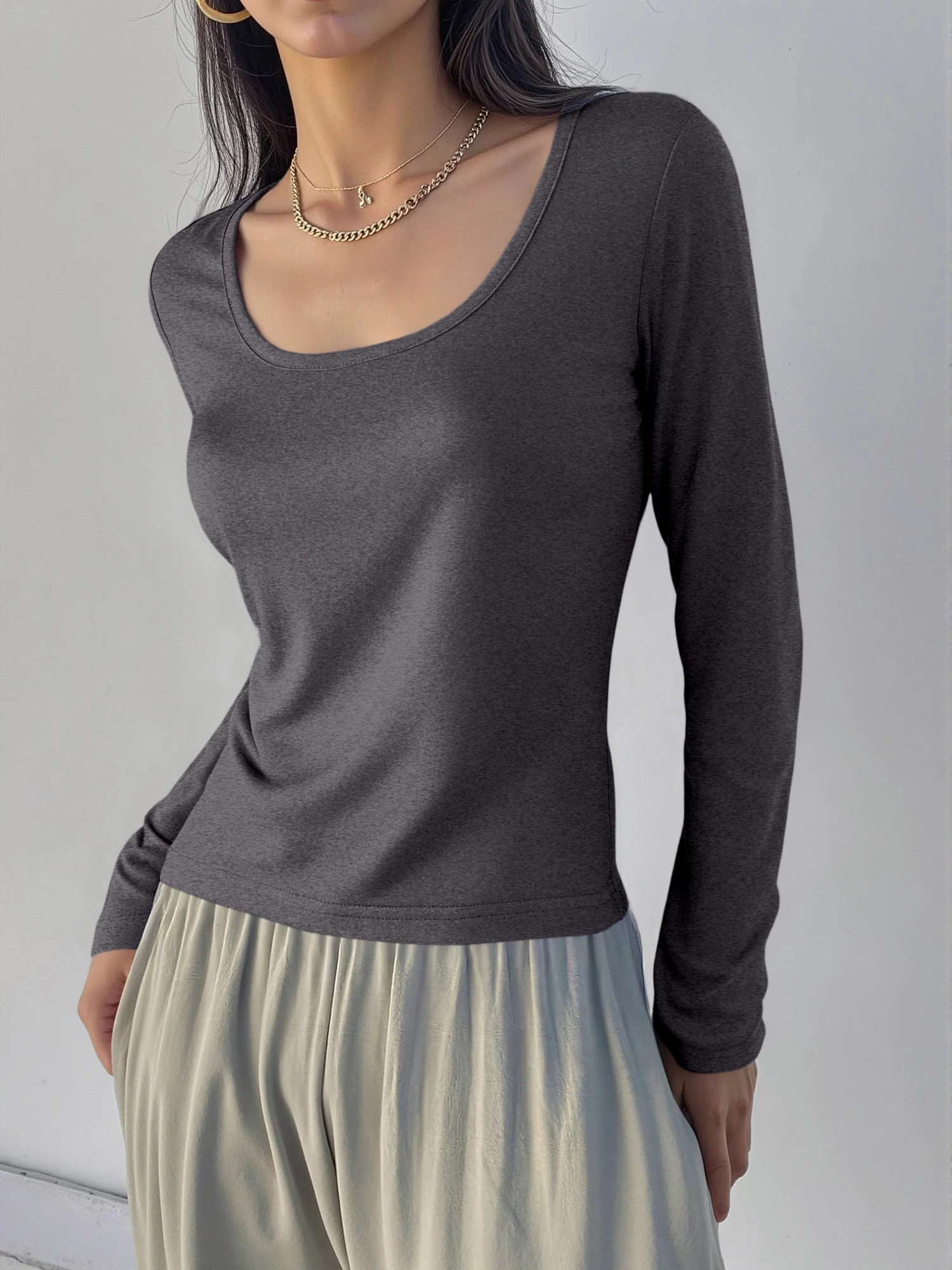 Sleek Modern U‑Neck Fitted Tee, Breathable Long‑Sleeve Blouse for Night Strolls & Casual Social Occasions