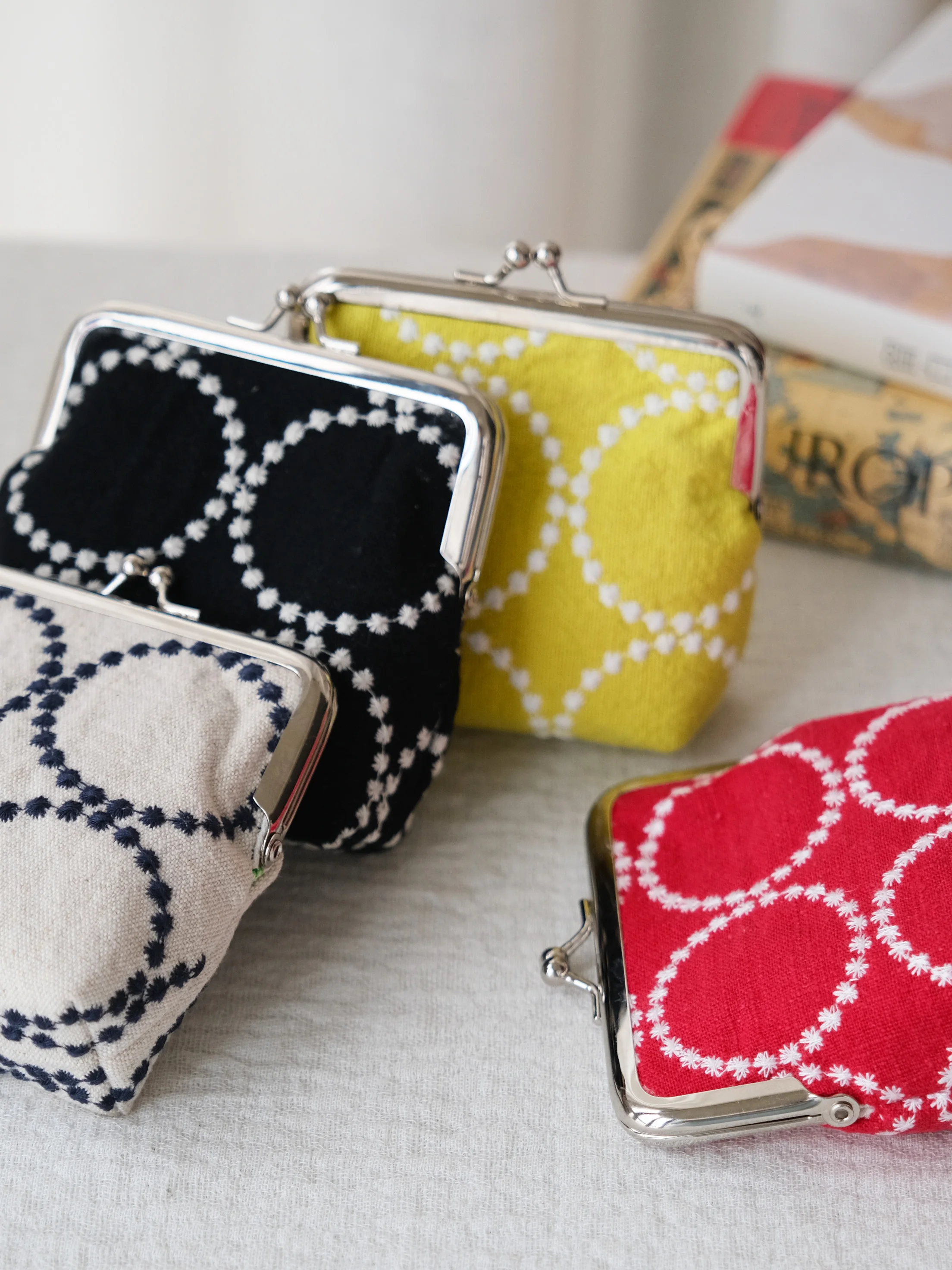 刺繍入り多機能イヤホン収納ポーチポータブルリップスティックオーガナイザーレトロクラスプバッグパーソナライズされたアクセサリー