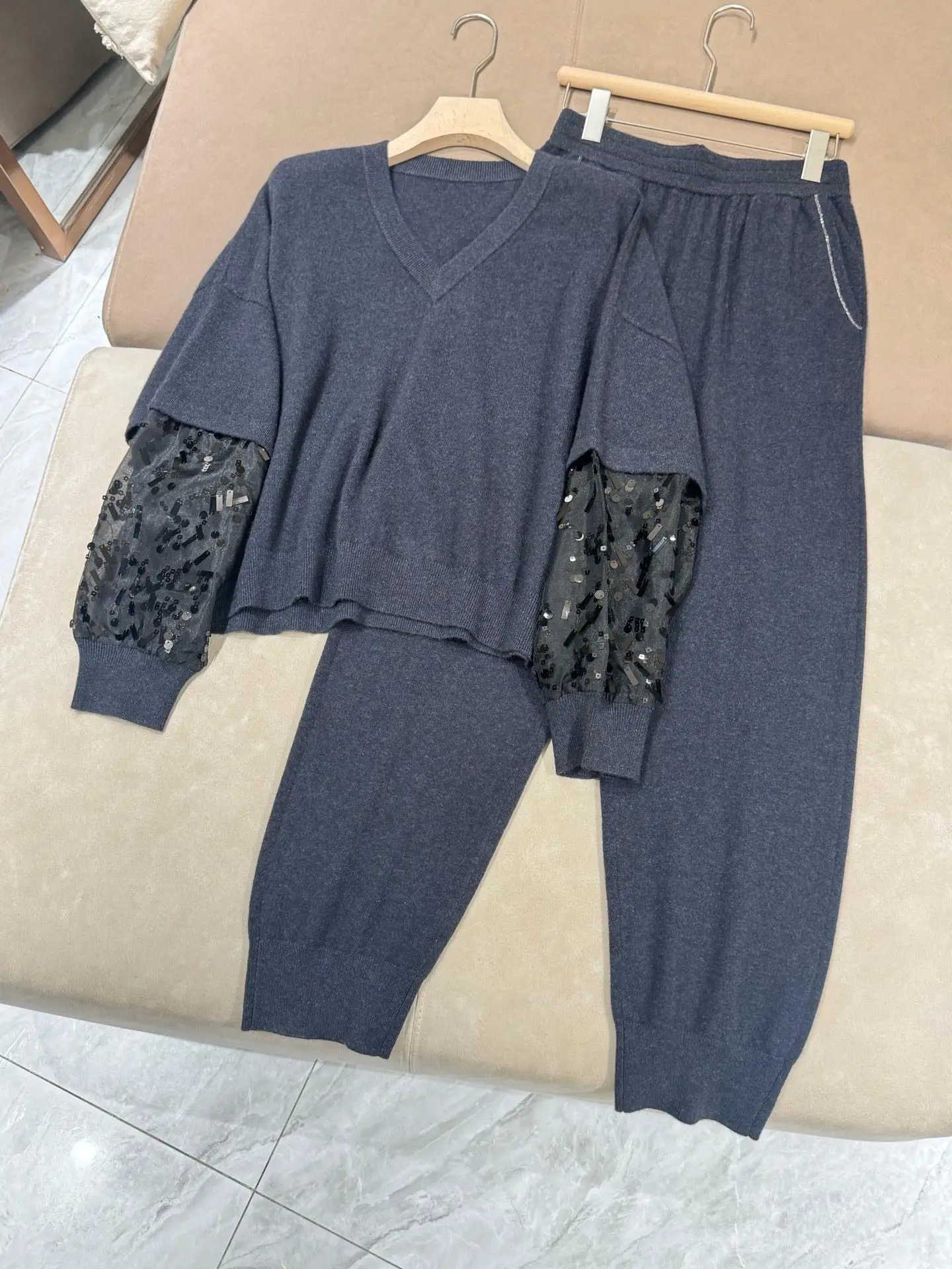 

Женский роскошный однотонный вязаный брючный костюм с изысканной отделкой