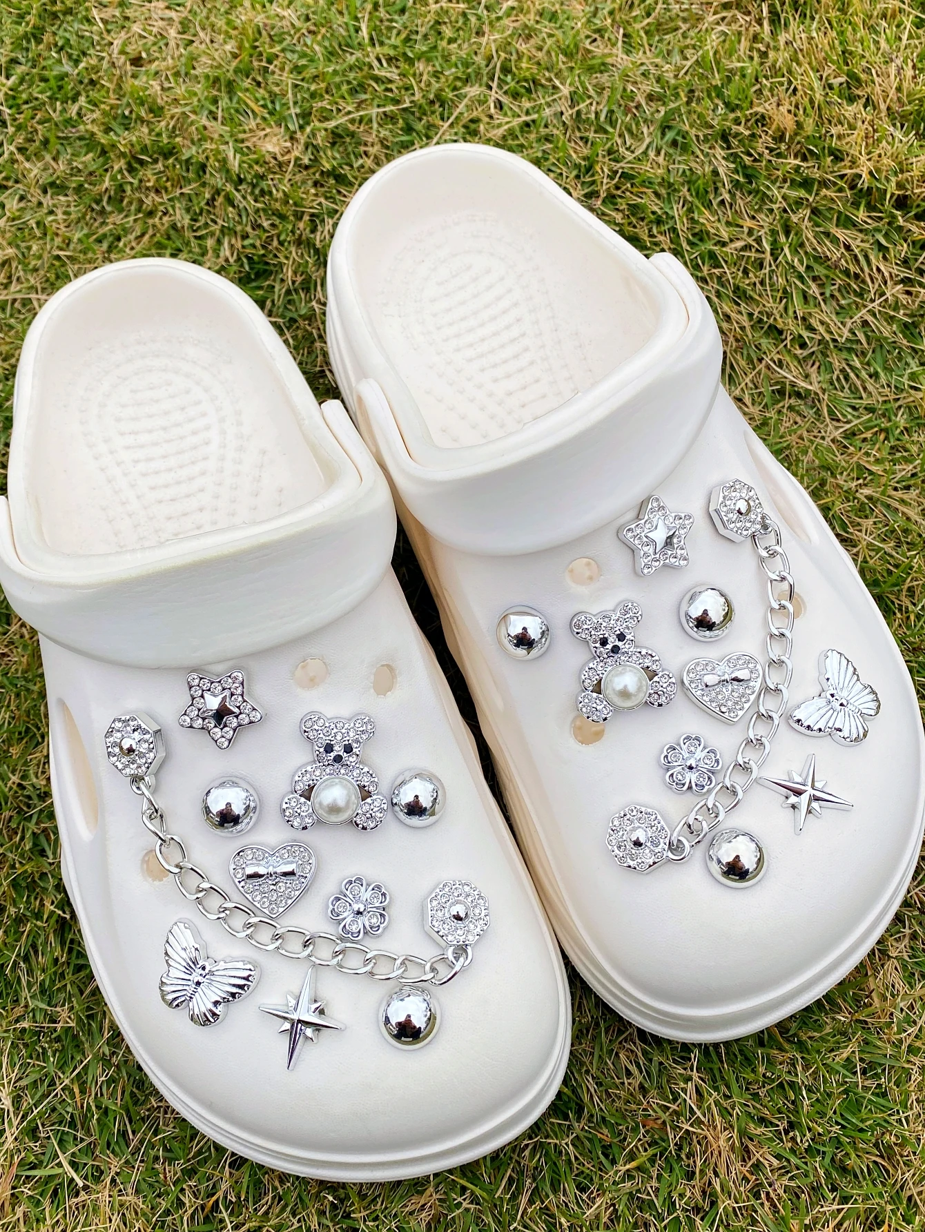 20 pieces of casual pearl teddy bears, with hearts, five-point stars, butterflies, and chain shoe buckles for DIY decorations. T