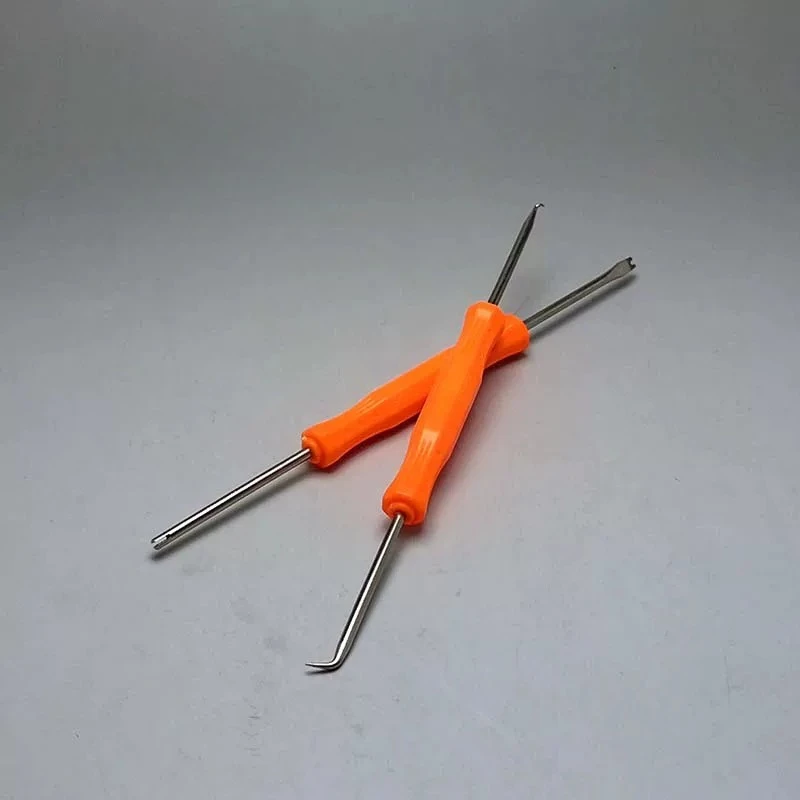 Hook for bolting ropes to ship models