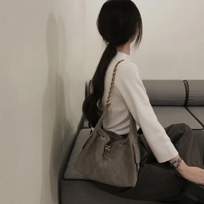 Schicker Damen-Strickpullover für den Vorfrühling, vielseitig, schlichte Eleganz, High-End-Oberteil in reiner Farbe, Basisschicht, Innenbekleidung