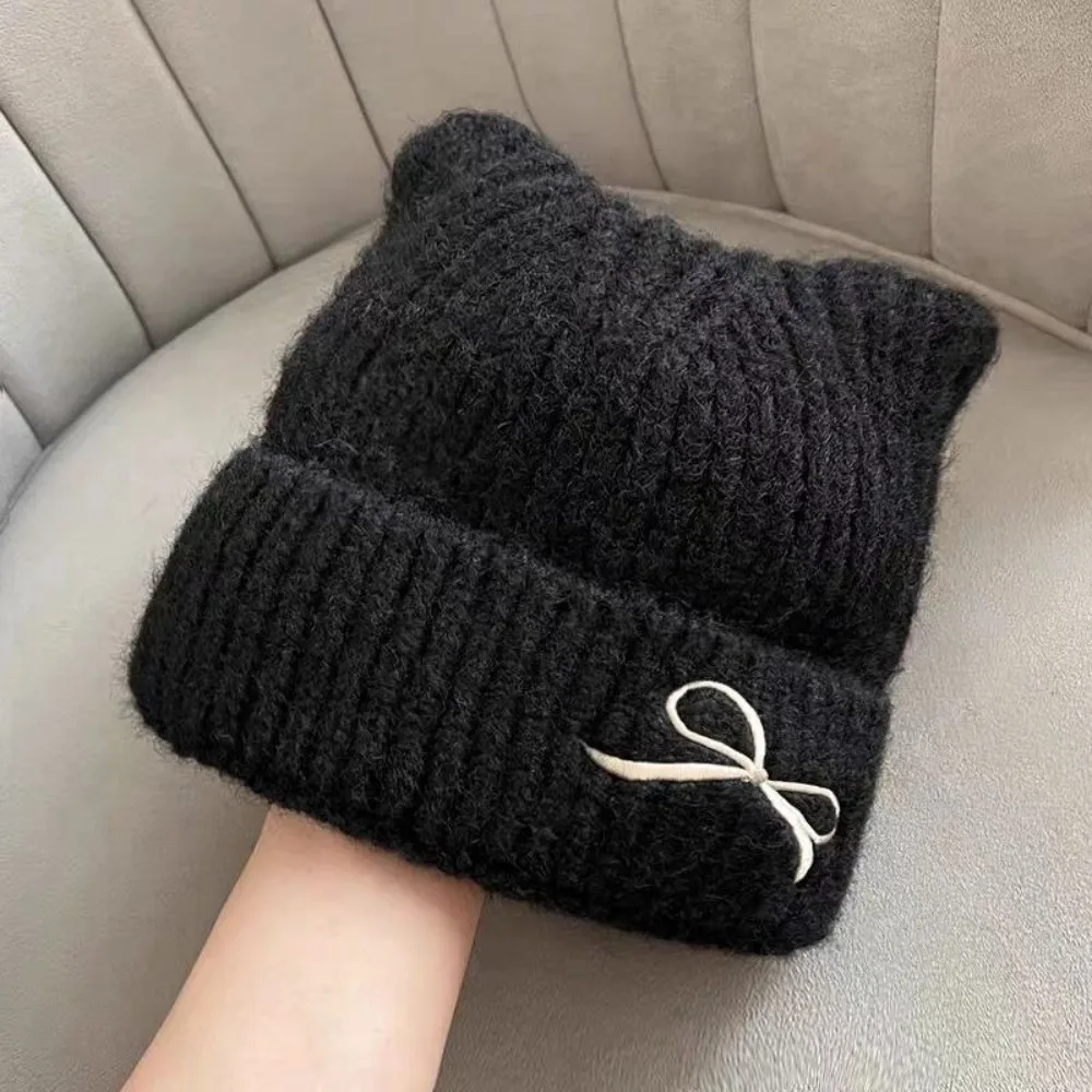 Einfache, einfarbige Mütze mit Katzenohren, winddicht, wärmend, aus gestrickter Wolle, verdickte, vielseitig kombinierbare Strickmütze für Mädchen. – Detail 11