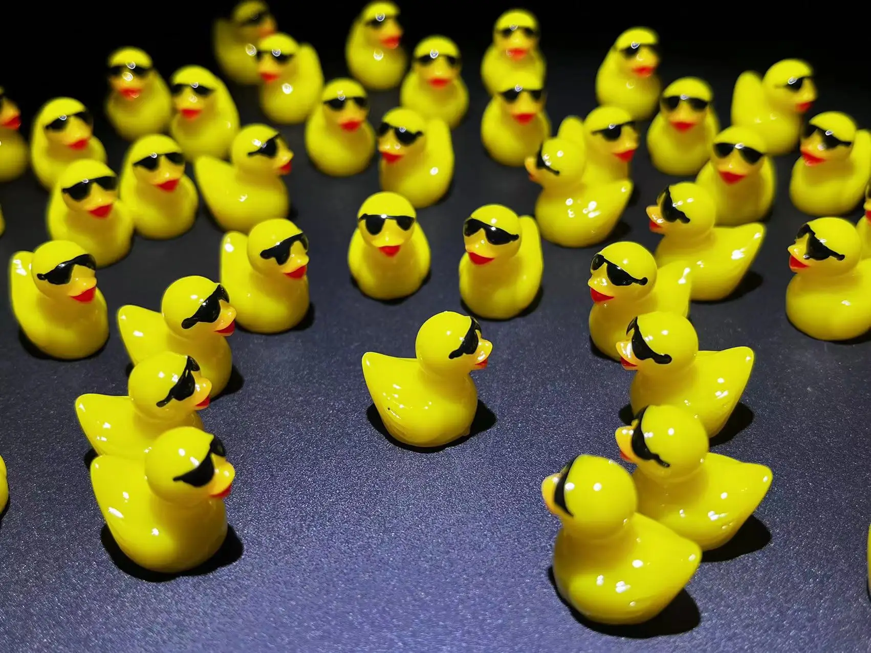 Miniaturas de patos amarillos con gafas, 50-100 piezas, Mini pato de resina, Micro paisaje, decoración de jardín de hadas, accesorios Kawaii