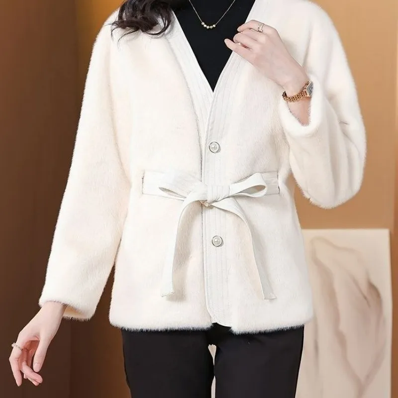 

Меховая термокуртка, модная зимняя новинка, популярный высококачественный нишевый молодой топ, женский топ с v-образным вырезом на талии, темперамент, норковый бархат