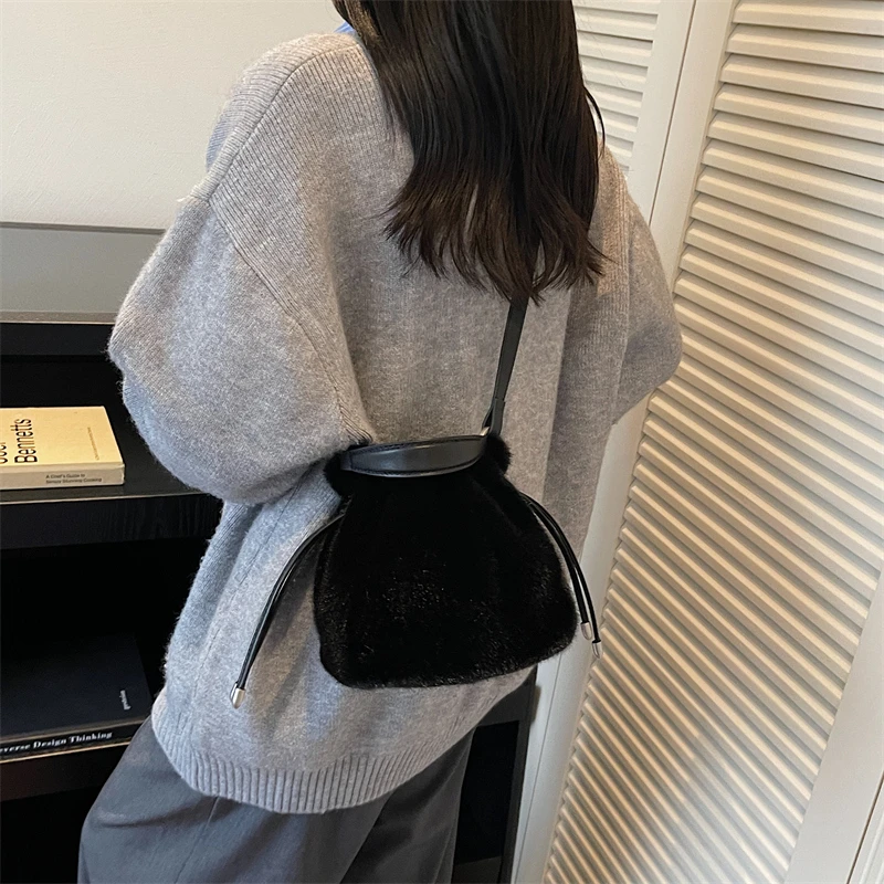 

Mini Fluffy Women's Bag Winter Furry Leather Handle Handbag Y2K Eco Bag Fur Shoulder Bag Soft Fuzzy Tote Plush String Bucket Sac