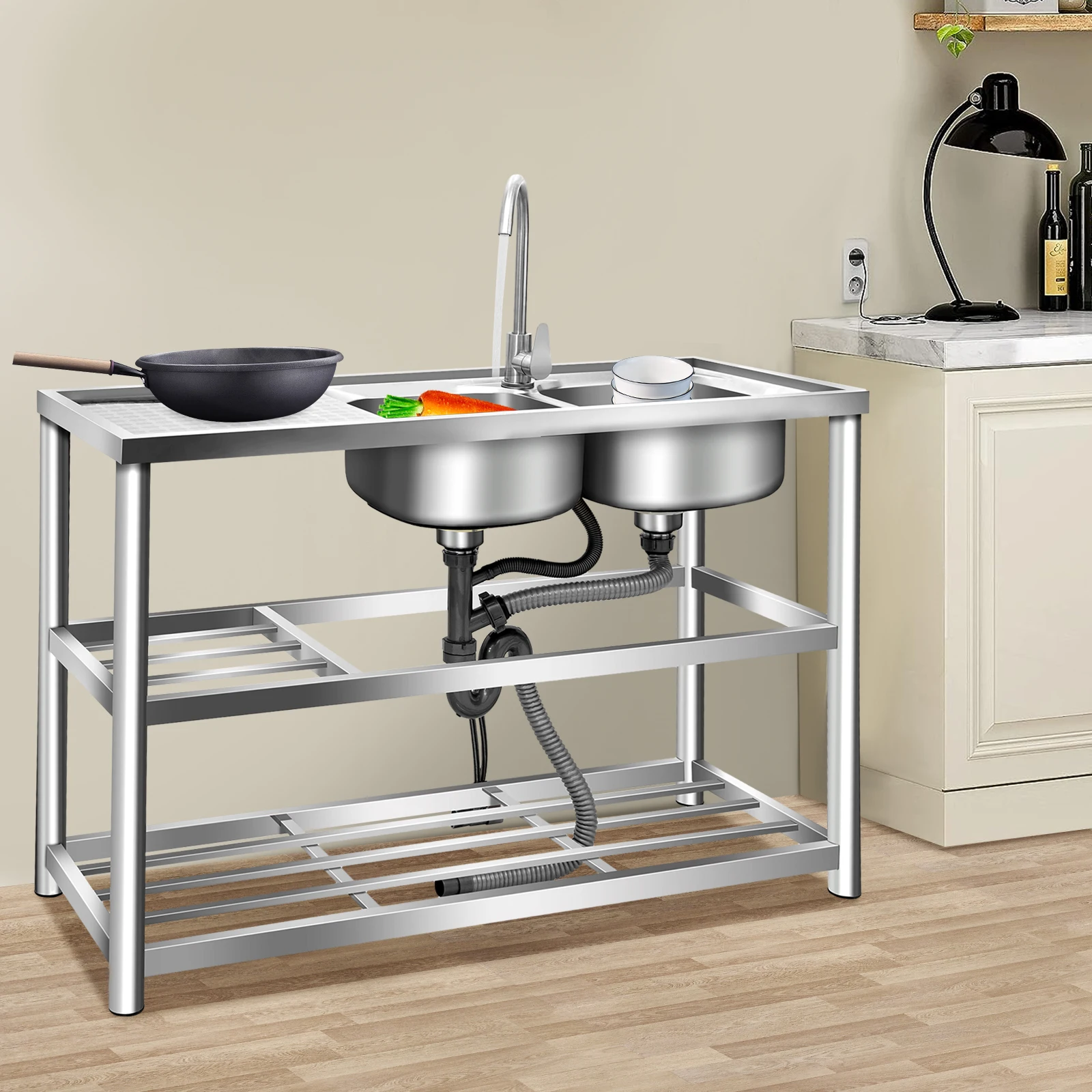 ステンレス製ダブルボウルシンク（作業台付き）、自立型シンク（水切りラックと蛇口付き）、シルバーのダブルシェルフ付きシンク