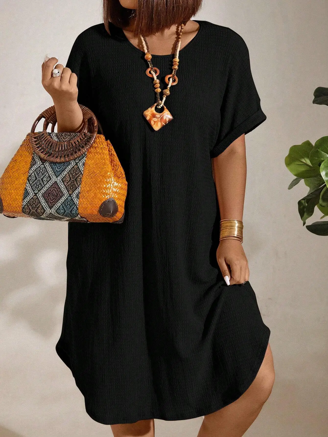 

Платье свободного кроя больших размеров с короткими рукавами-крылышками и круглым вырезом, однотонное черное, для лета