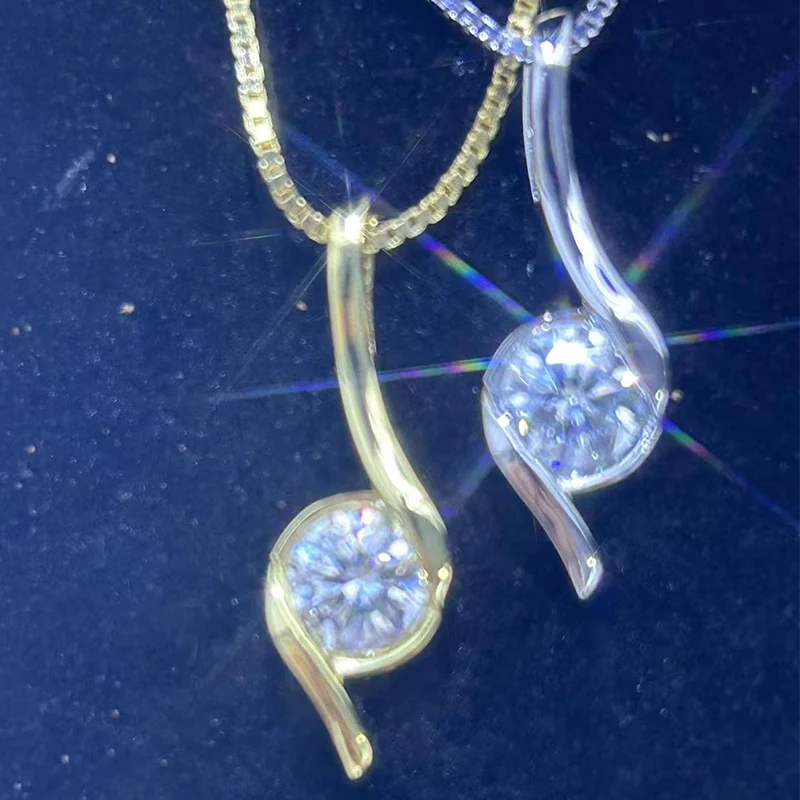 

One piece of S925 silver necklace with a 1-carat moissanite, featuring a neutral, luxurious design that is both creative and ele