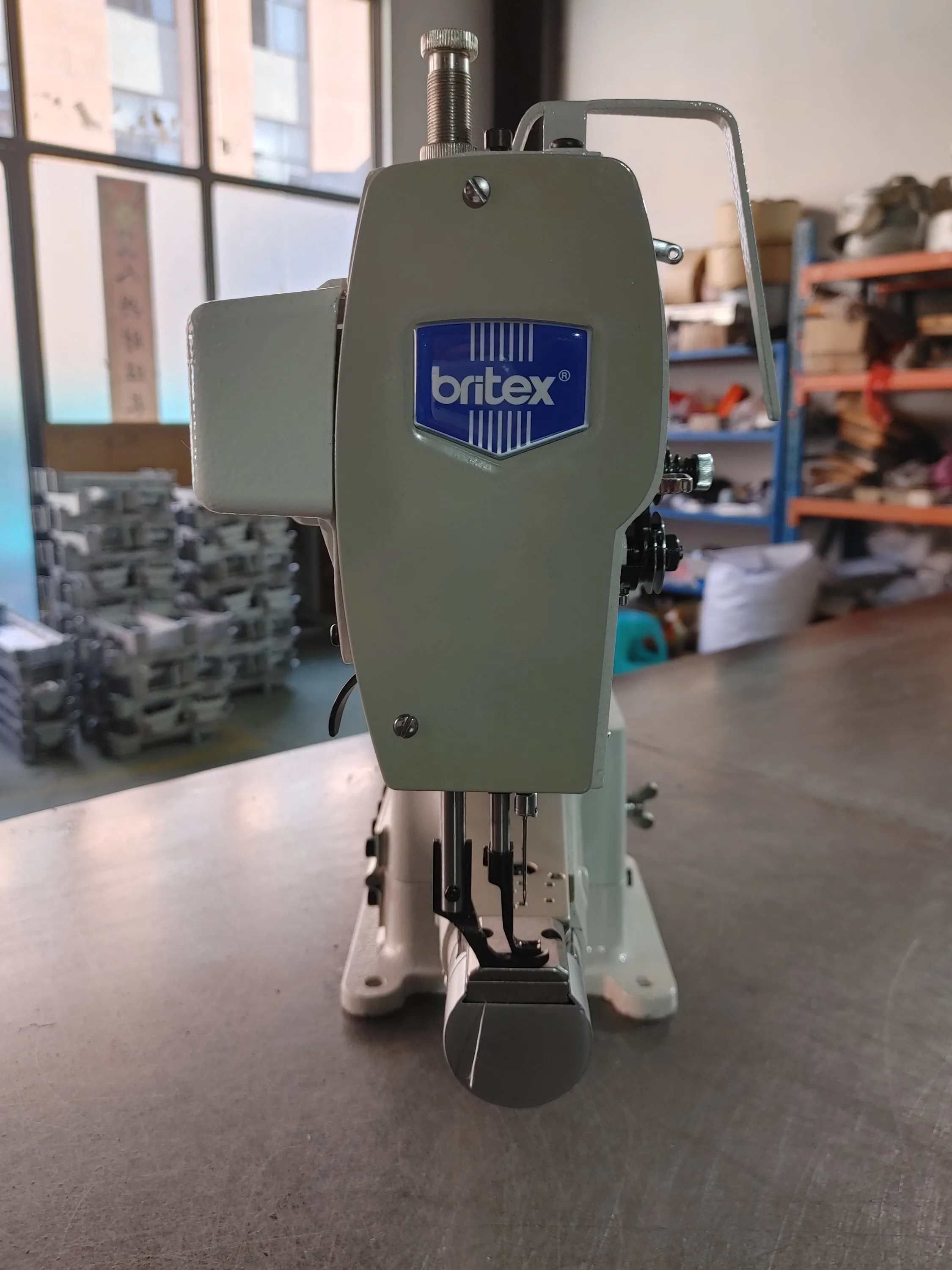 عالية الجودة Britex Br-246 واحد N-e-dle عالية السرعة اسطوانة السرير الثقيلة D-u-ty ماكينة خياطة الغرز المتشابكة سعر الجلود