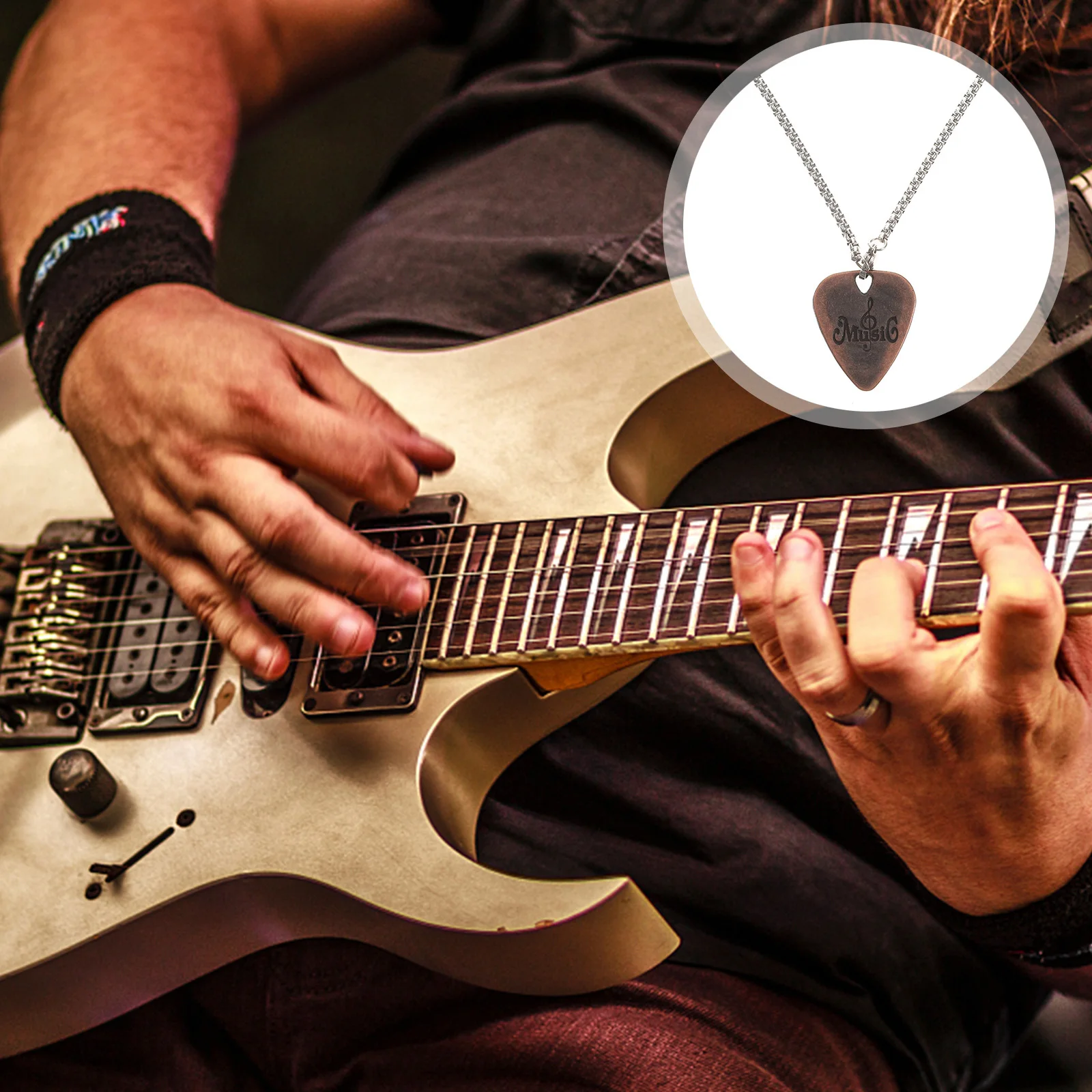 

1 Set Of Golden Zine-Alloy Guitar Shaped Pendant Durable Practical Music Instrument Pick Ergonomic Design Portable Bass Pick