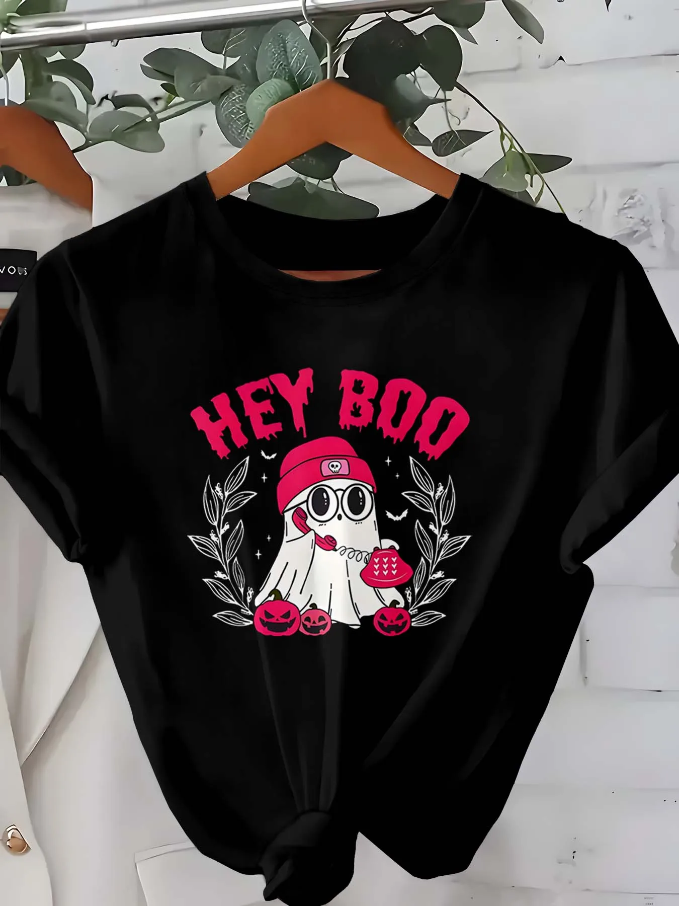 

Топ больших размеров с игривым узором призраков и ретро-телефоном и тыквенными акцентами для развлечения на Хэллоуин